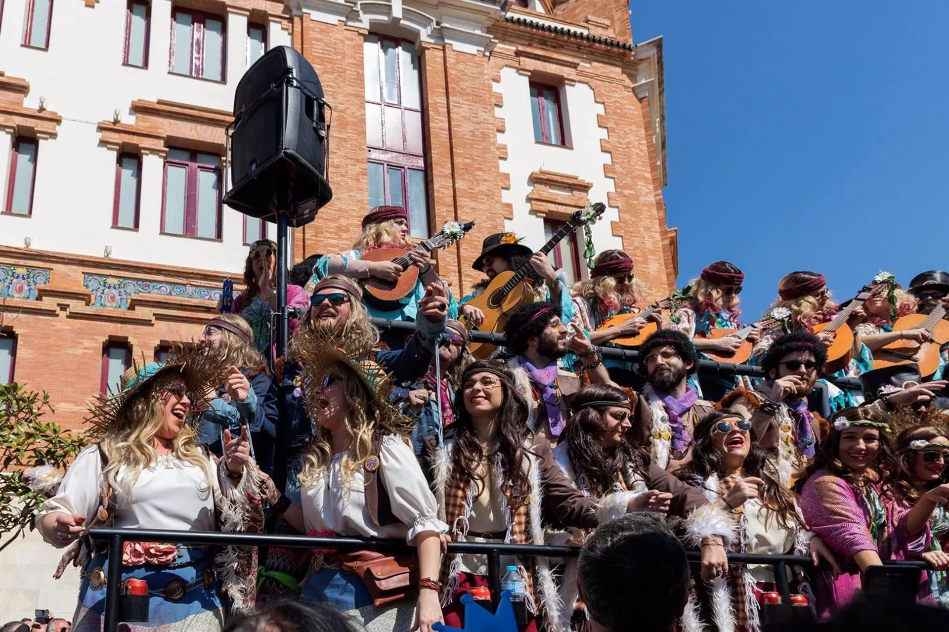 Un coro del Carnaval de Cádiz cantando en las calles del casco histórico.