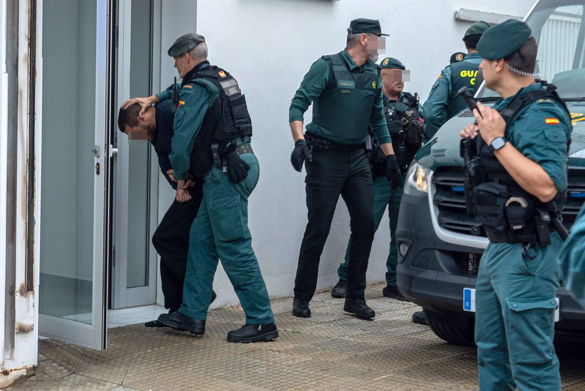 Uno de los ocho detenidos por la muerte de dos agentes de la Guardia Civil el pasado viernes entrando en los juzgados de Barbate