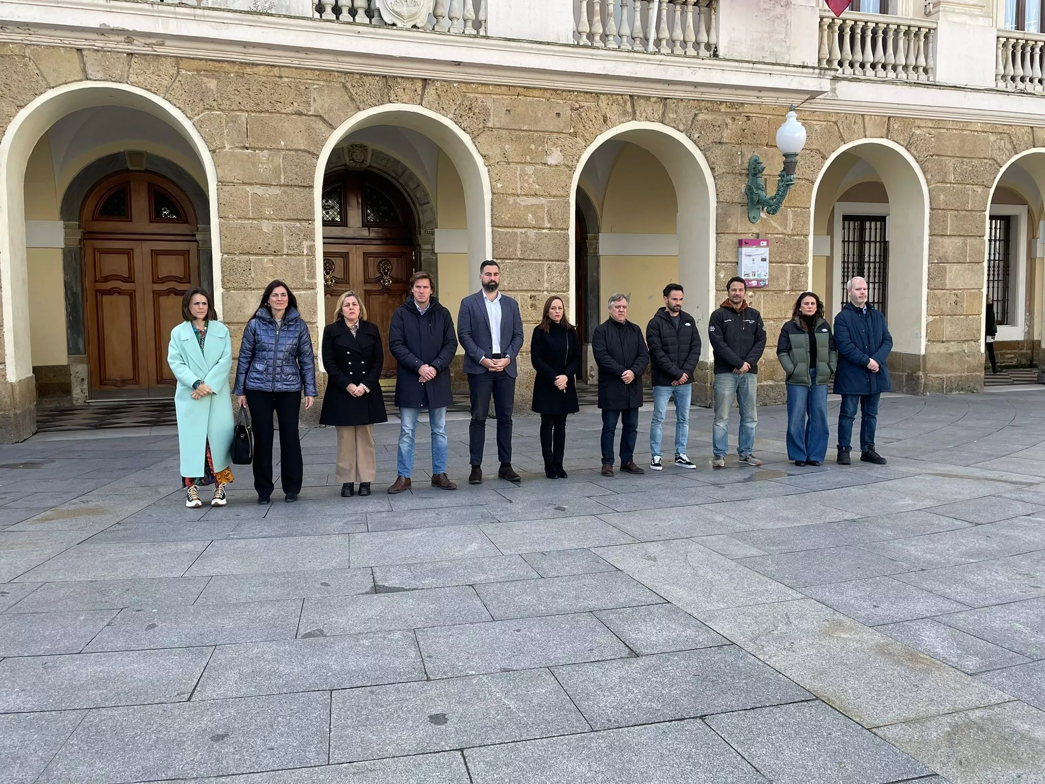 Una imagen del minuto de silencio de este lunes en la plaza de San Juan de Dios