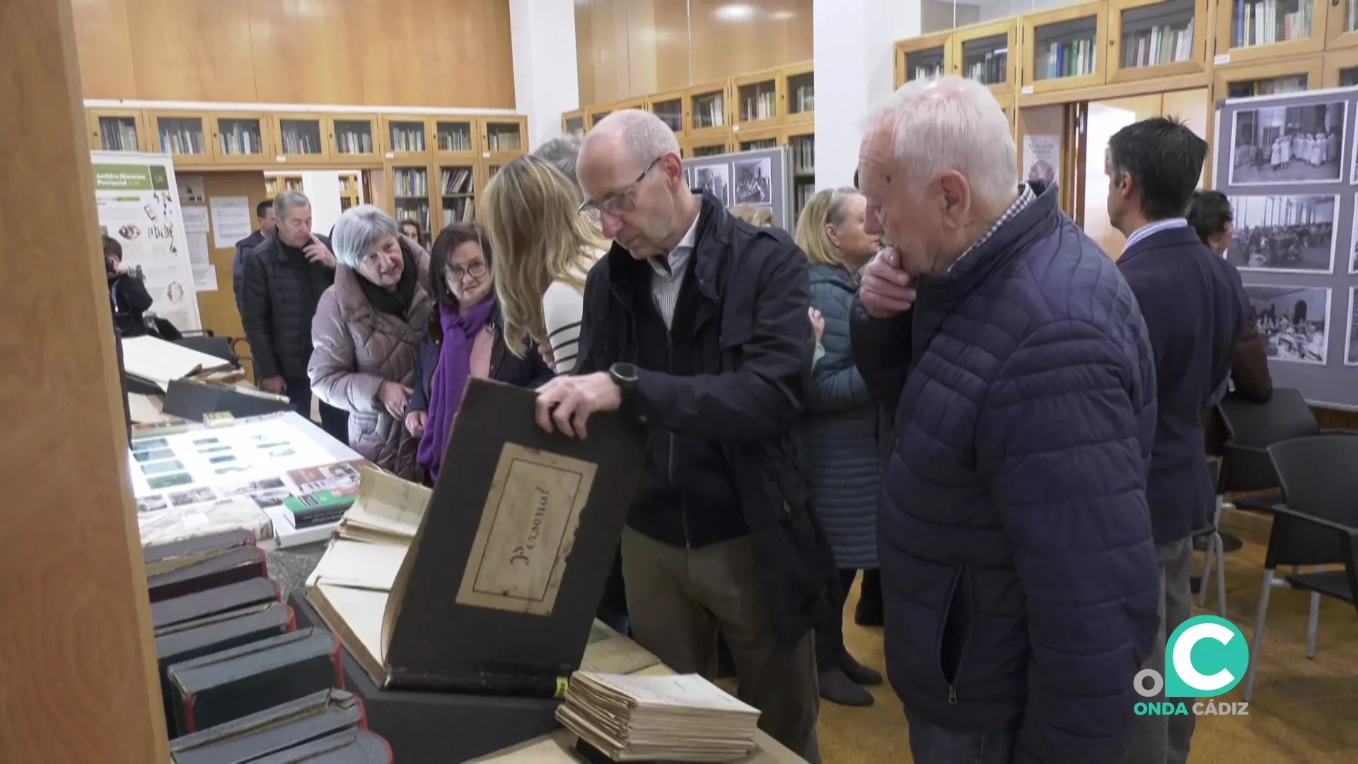 Visitantes examinan algunos de los documentos donados por la Asociación de las Cigarreras 