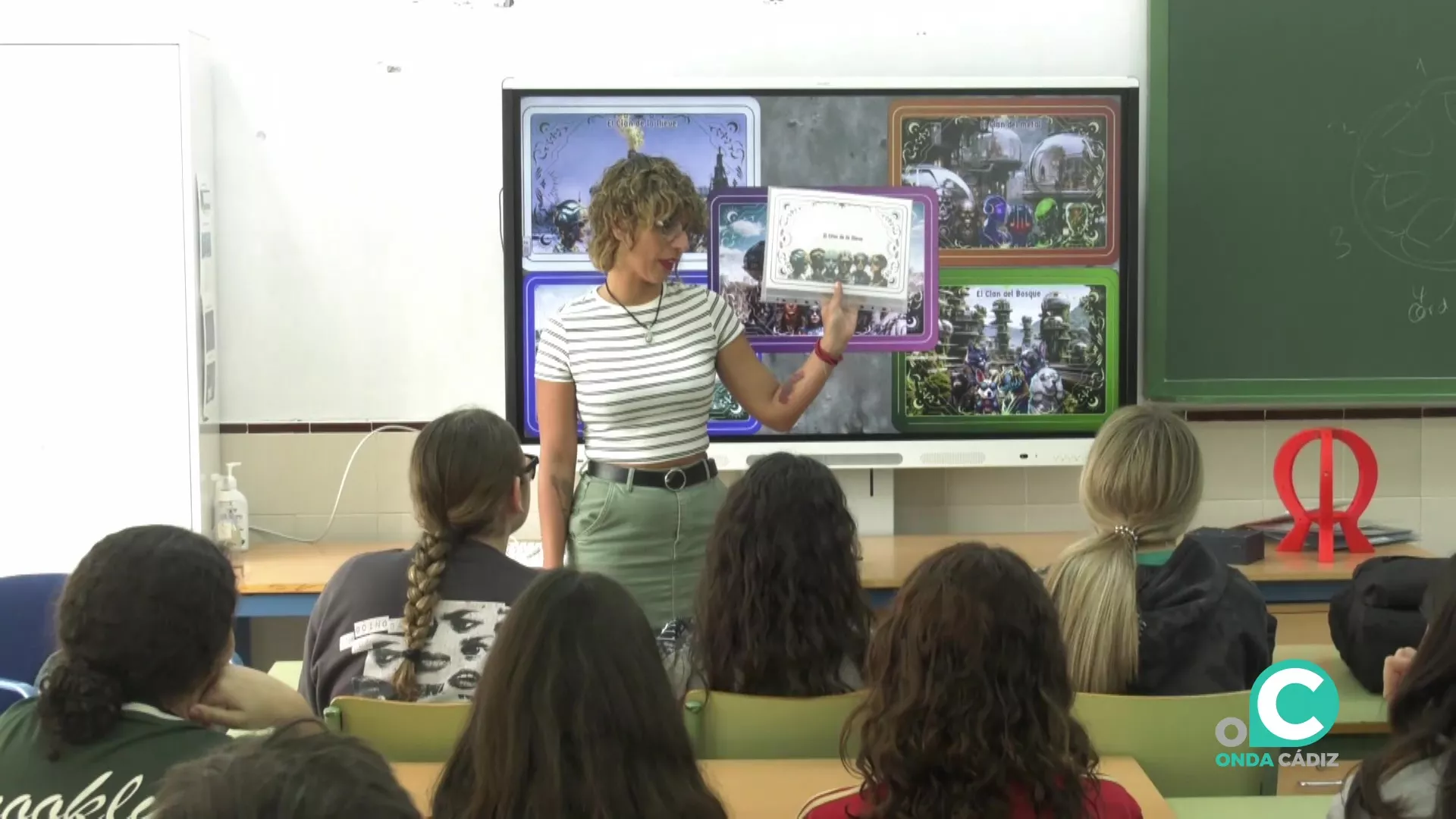 Una docente imparte temas del taller de corresponsabilidad en el aula del IES. San Severiano