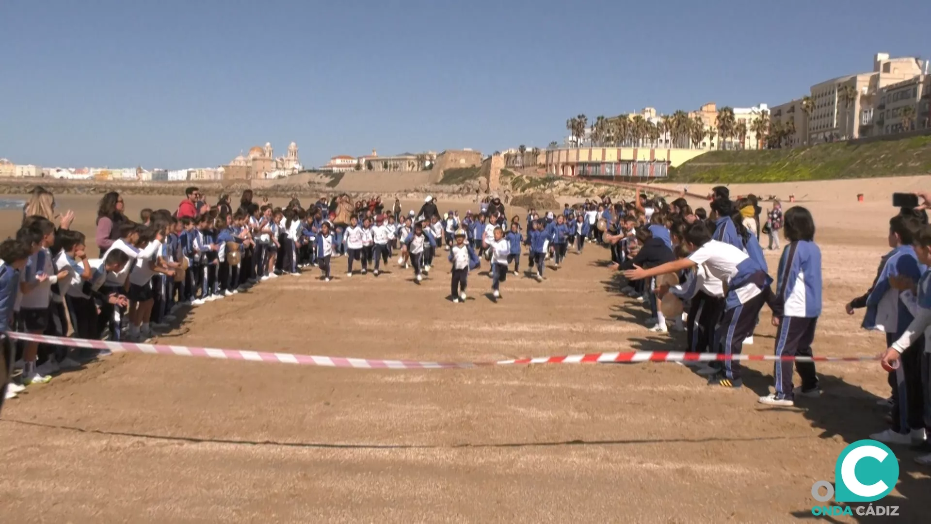 Escolares del San Vicente de Paúl participan en una carrera solidaria contra la leucemia infantil.