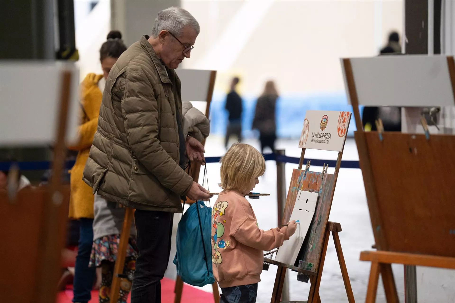  Una niña realiza una actividad junto a su abuelo