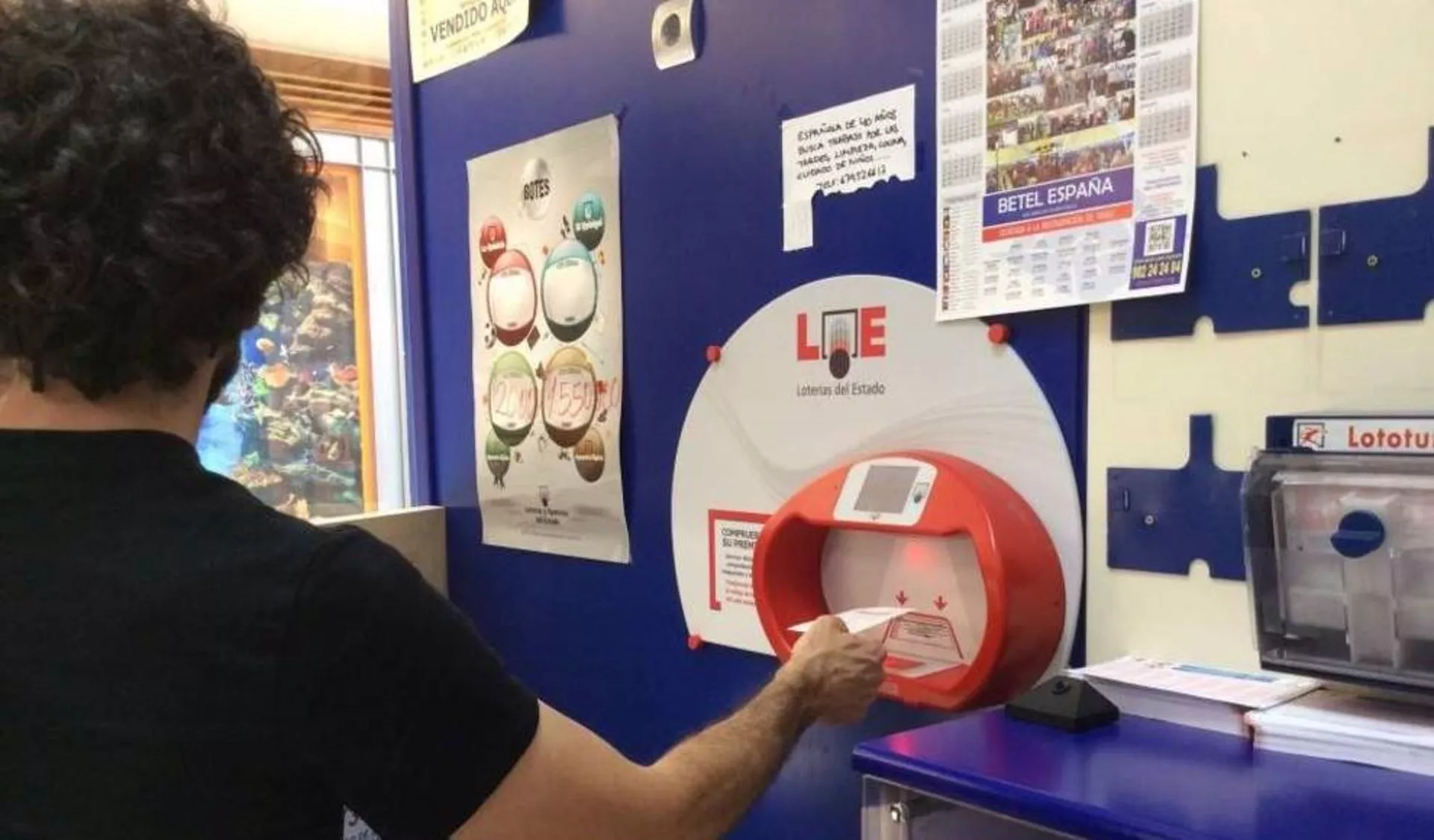 Un apostante en una administración de loterías, en una imagen de archivo.