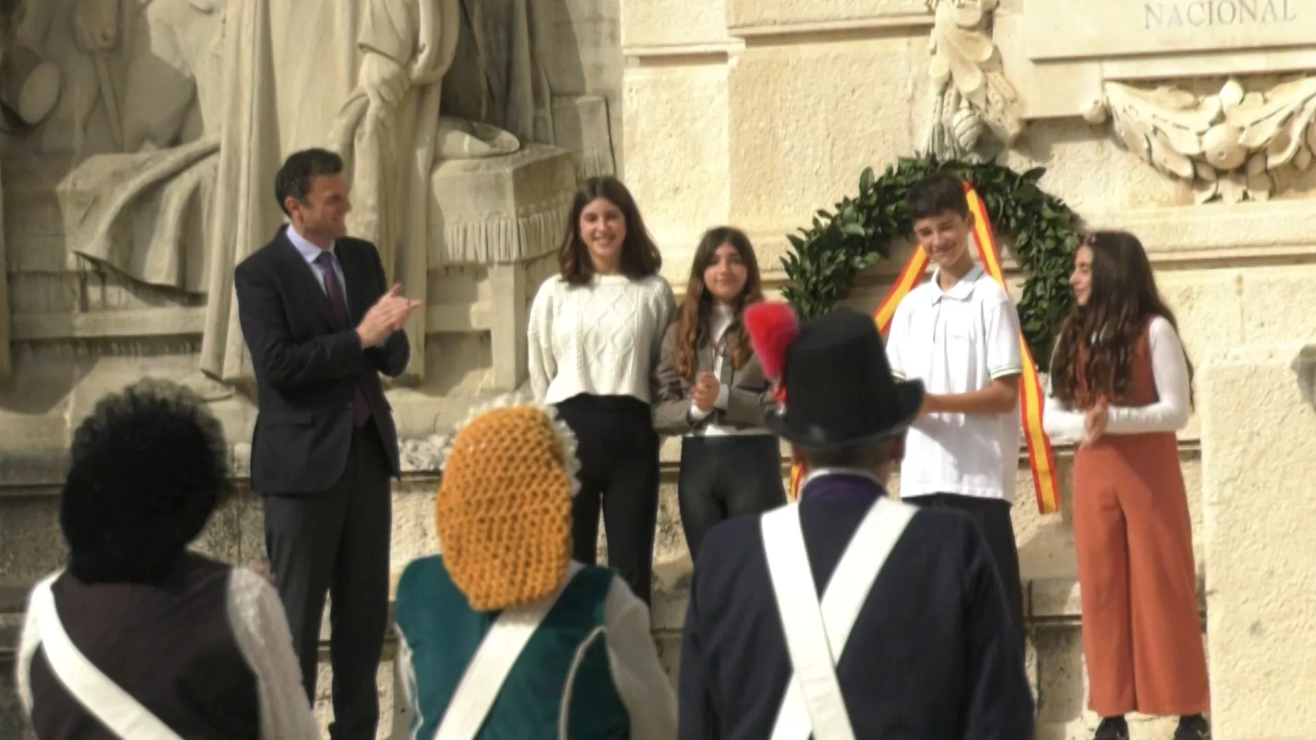 Momento de la ofrenda floral en el monumento de Las Cortes