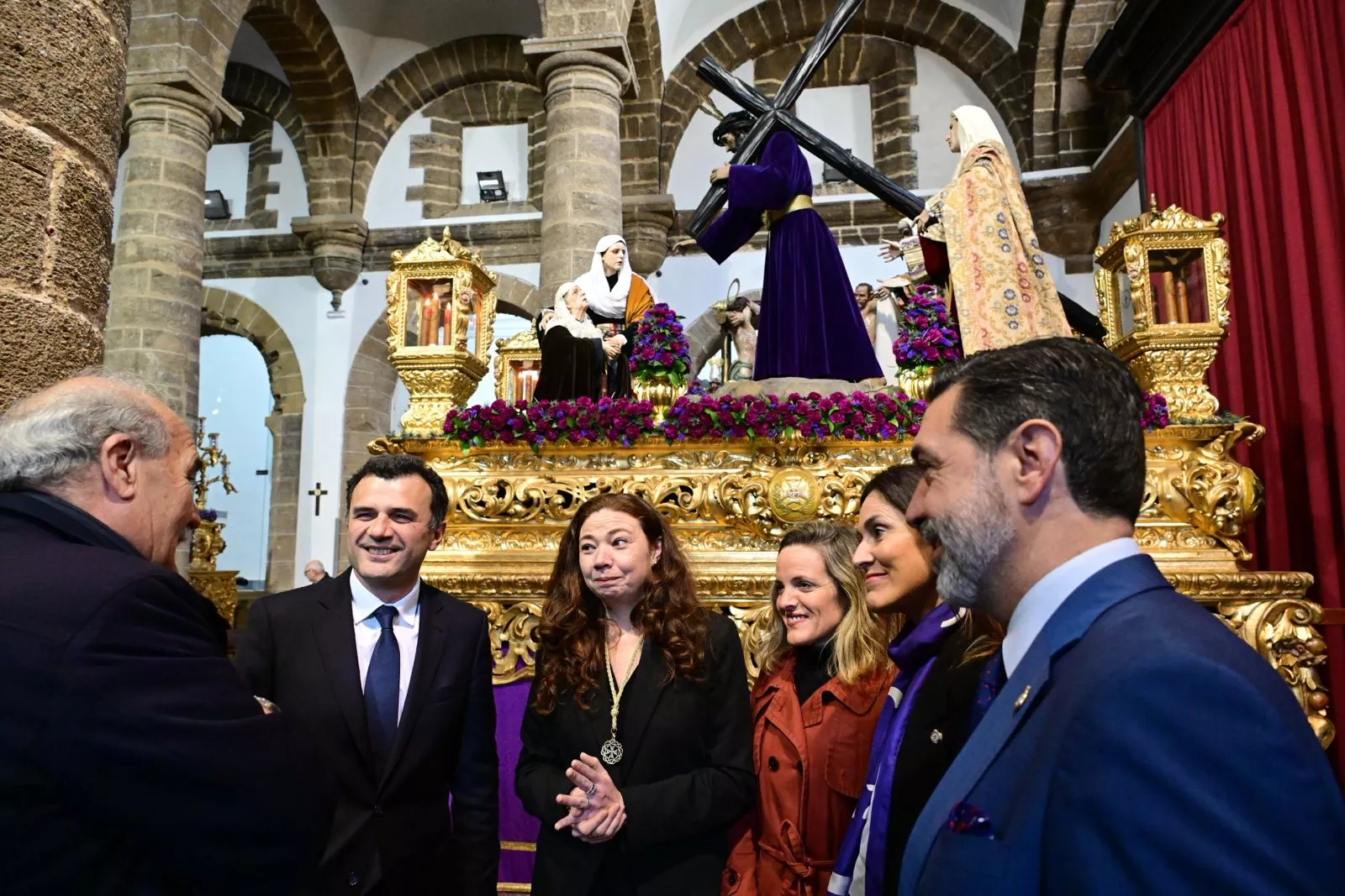 El regidor gaditano en la iglesia Santa Cruz con los hermanos dela cofradía de Sandad