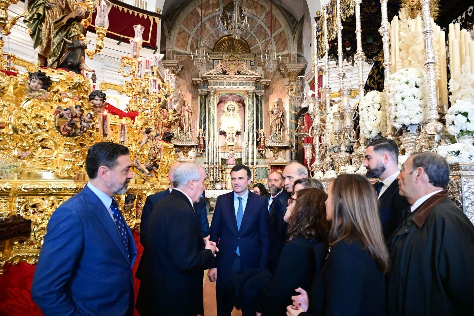 El alcalde con los representantes de la cofradía de La Palma 