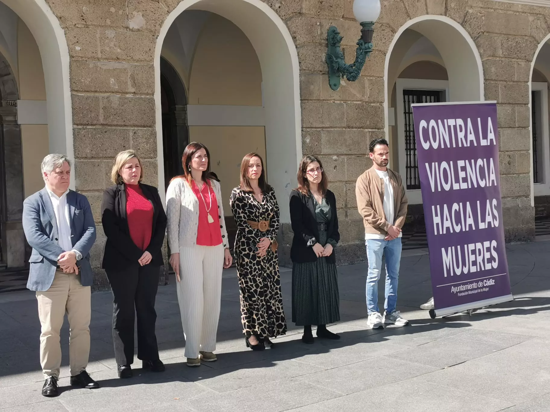 Minuto de silencio frente a las puertas del Ayuntamiento de Cádiz. 