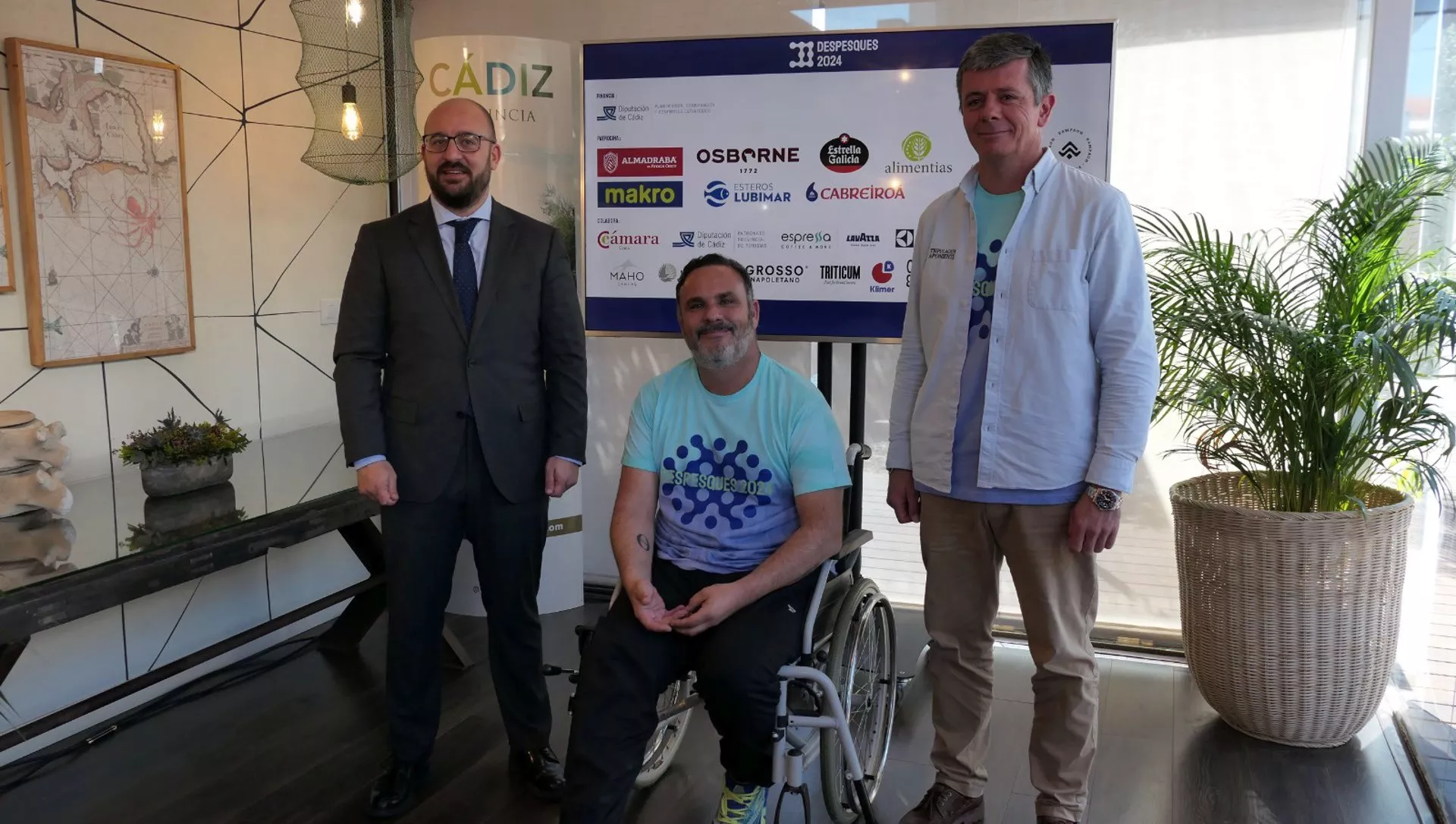 El vicepresidente cuarto de la Diputación de Cádiz y diputado de Turismo, Germán Beardo, el 'Chef del Mar', Ángel León, y el coordinador de I+D y Medio Ambiente de Aponiente, Juan Martín, en la presentación de 'Despesques'