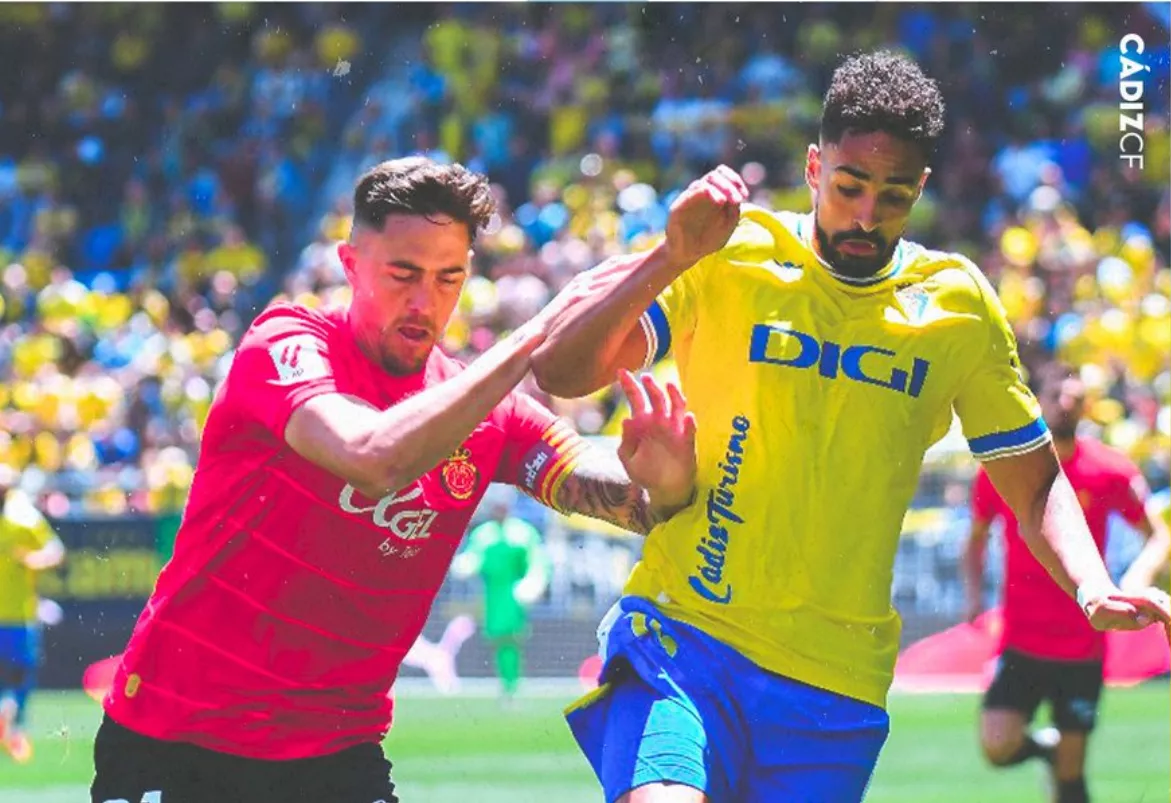 Chris Ramos disputa una acción con Raíllo (Foto: Cádiz CF)