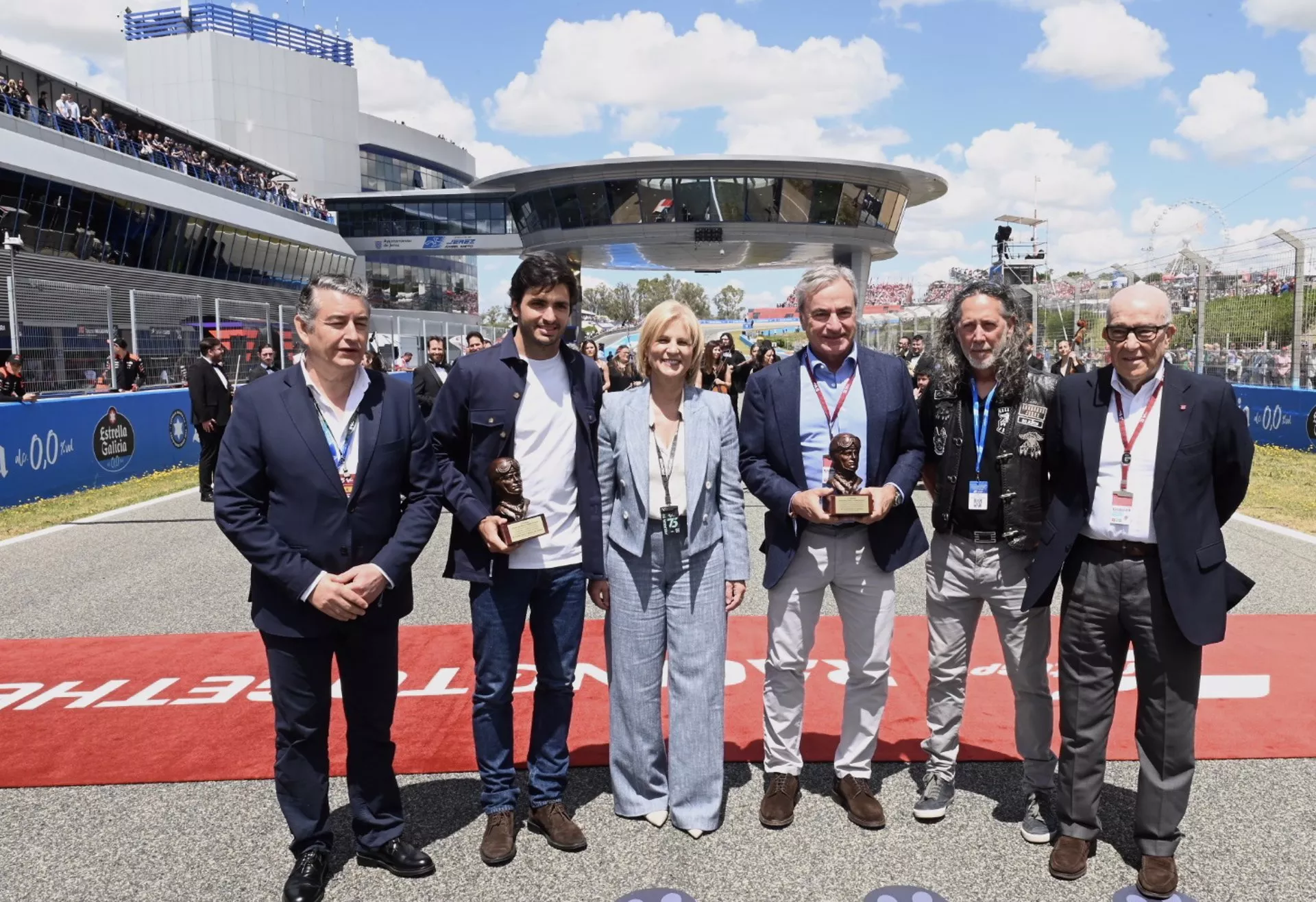 Los pilotos Carlos Sainz padre e hijo junto a las autoridades en el circuito jerezano.
