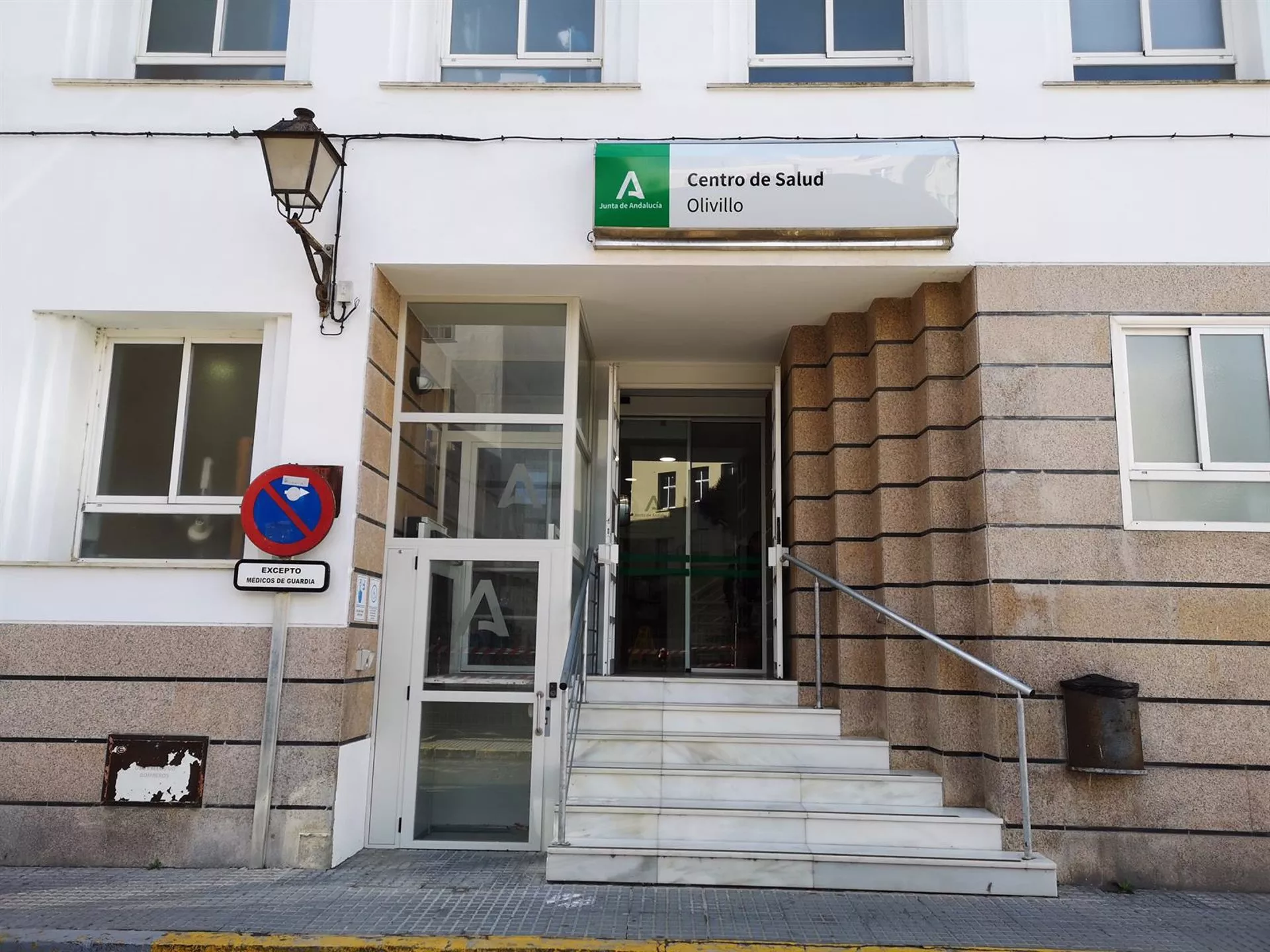 Acceso al centro de salud del Olivillo.