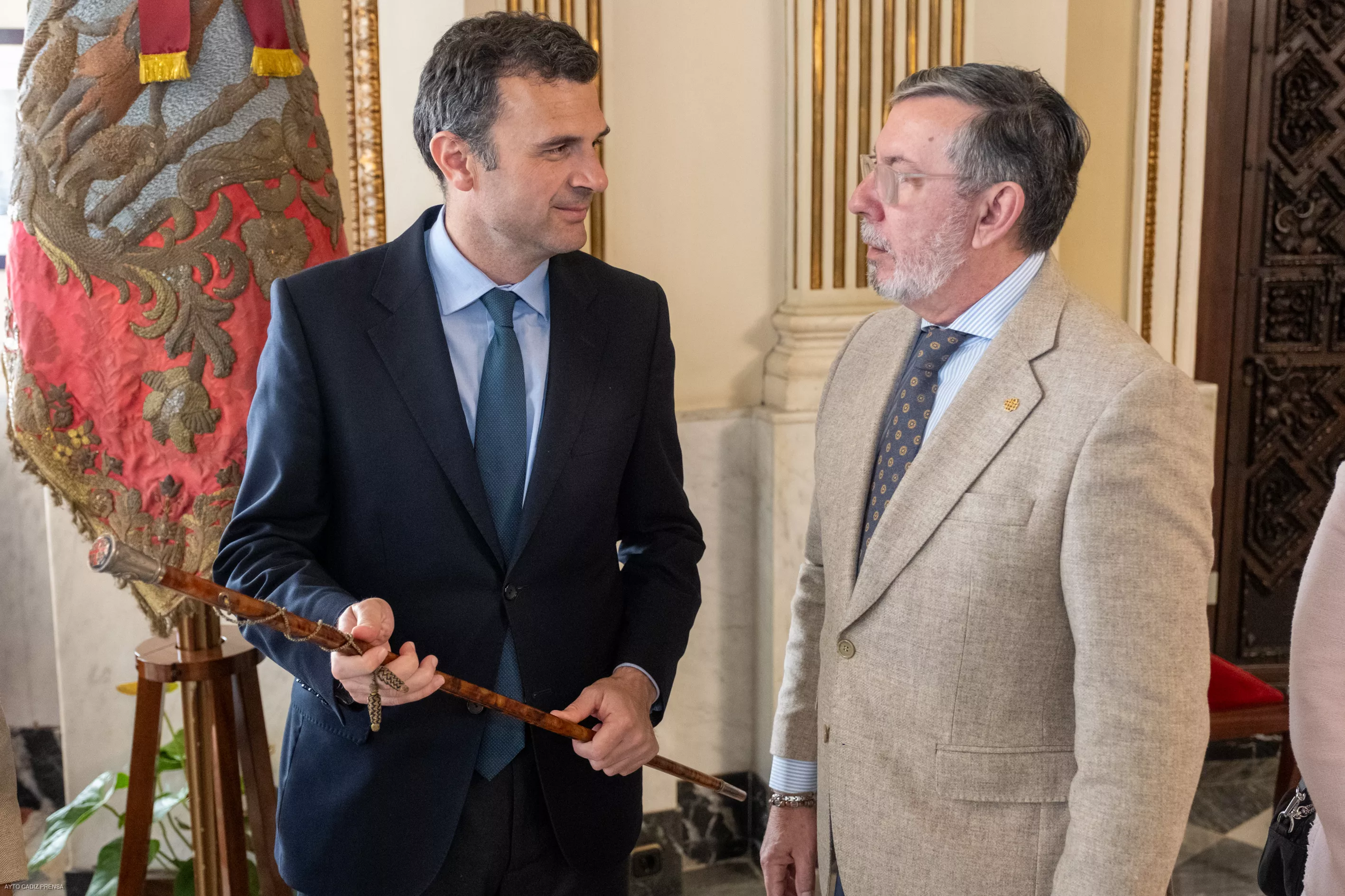 El alcalde dialoga con el hermano mayor del Nazareno de Santa María