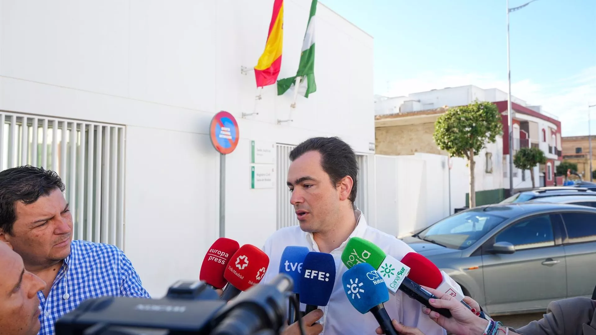 Álvaro Aznar, abogado de Kiko 'el Cabra', atiende a los medios a las puertas de los juzgados de Barbate
