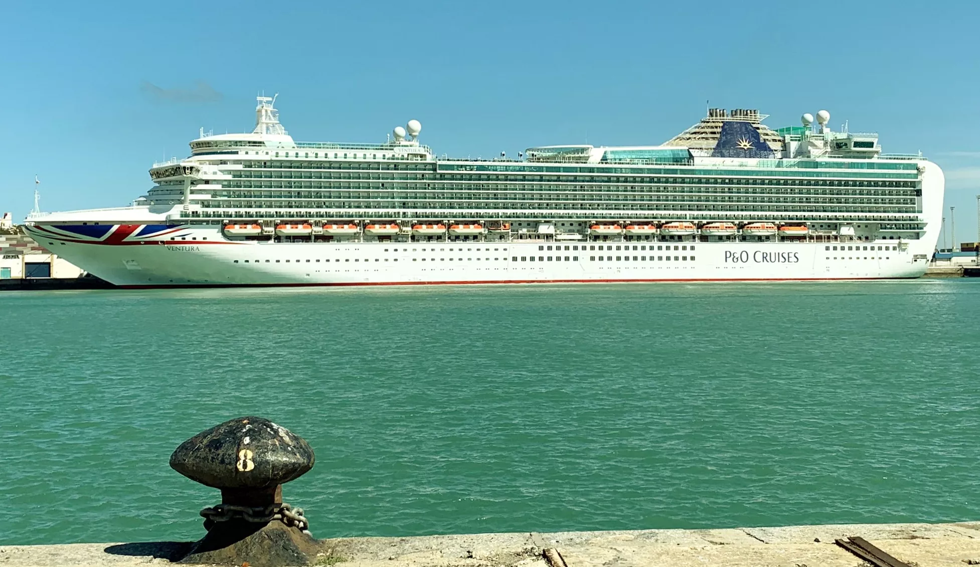 Imagen del navío británico Ventura en el muelle gaditano.