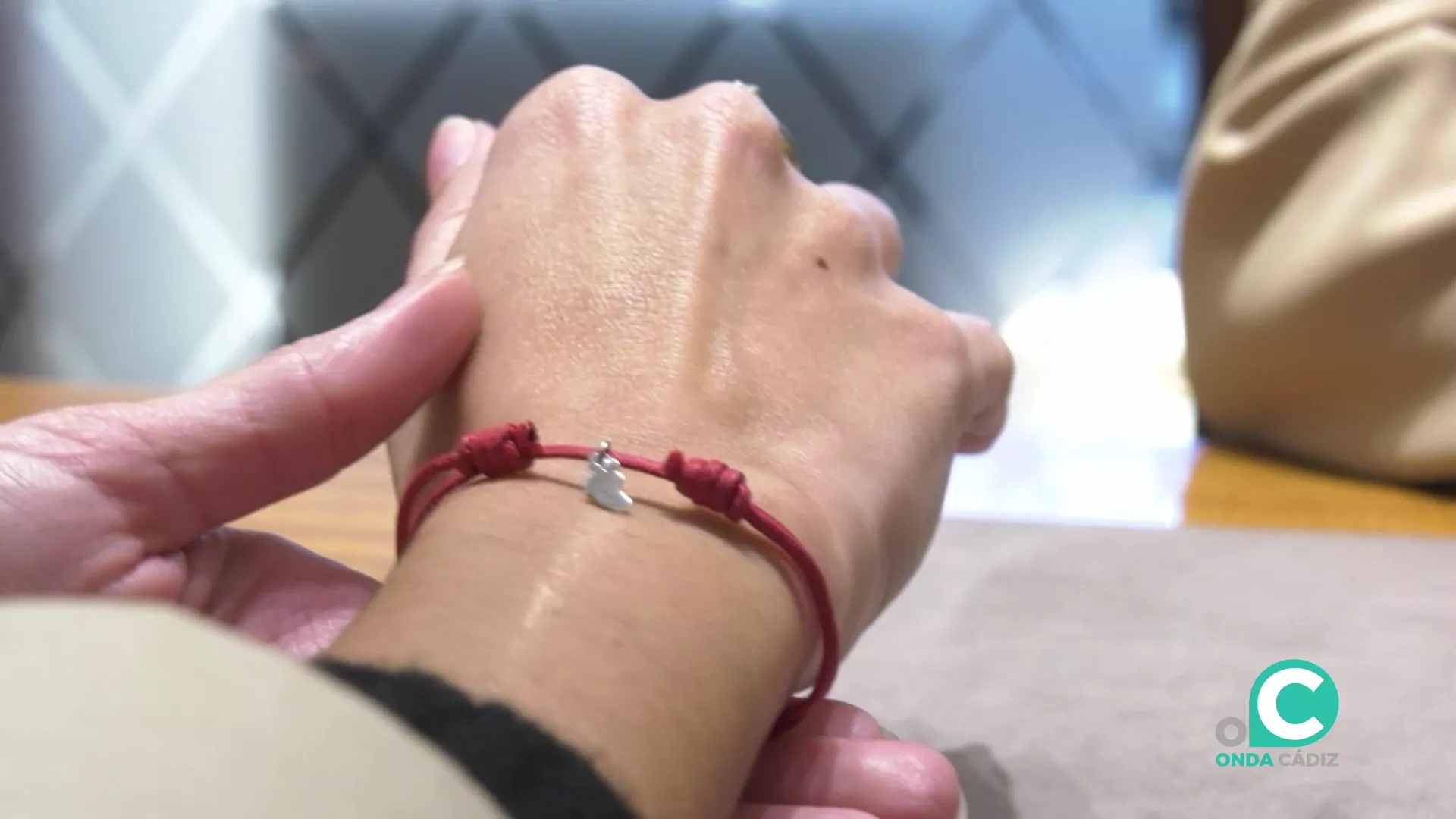 Esta joyería obsequia a las madres con una pulsera con un motivo de un pie de bebé en plata de ley.