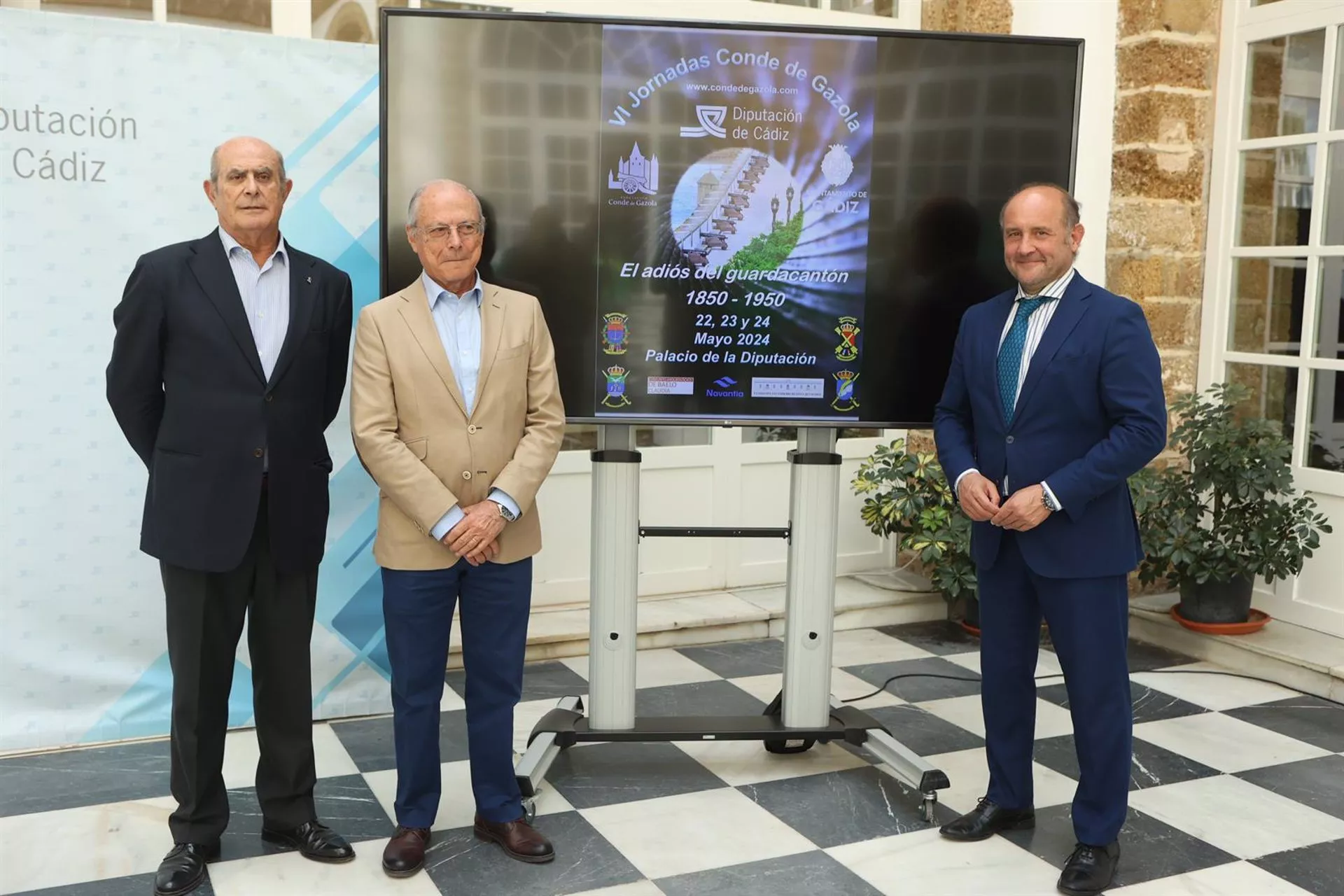 El vicepresidente primero de la Diputación de Cádiz, Juan José Ortiz, junto al coronel de Artillería, Ángel Sanz, y el teniente coronel de Artillería, Joaquín de la Cámara.