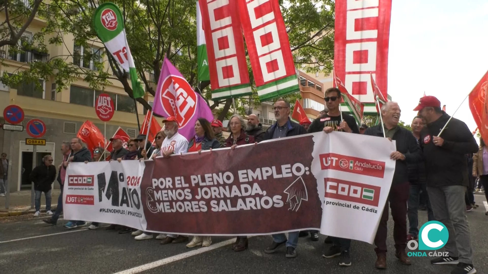 Imagen de la manifestación durante su recorrido por la avenida principal 