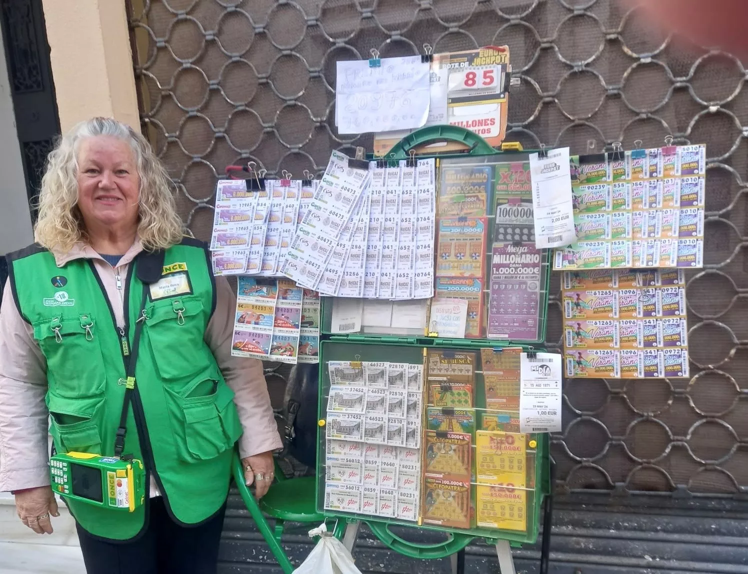 La vendedora de la ONCE, Rosa Caro, reparte fortuna en Puerto Real. 