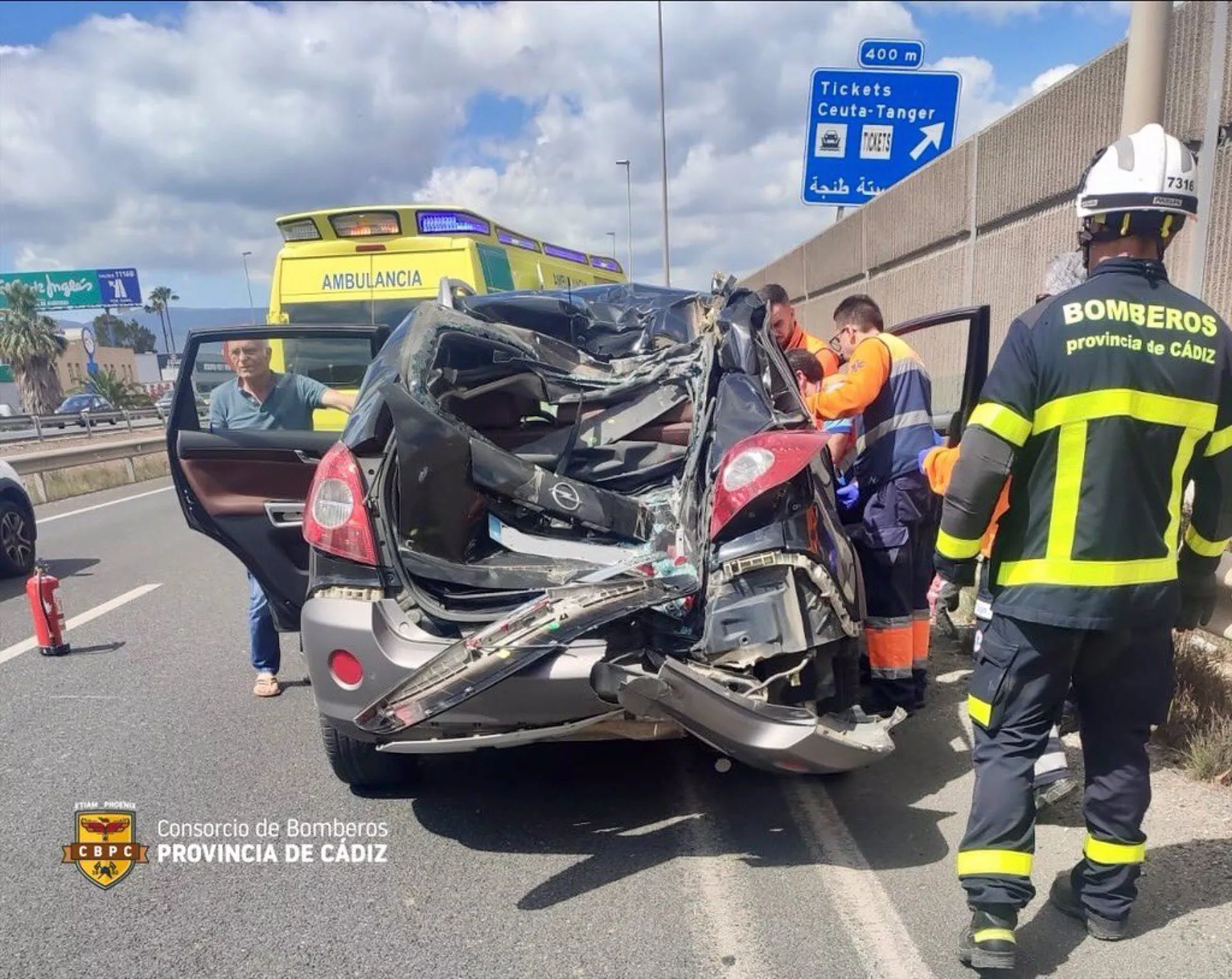 Vehículo accidentado en la A-7 en Los Barrios.