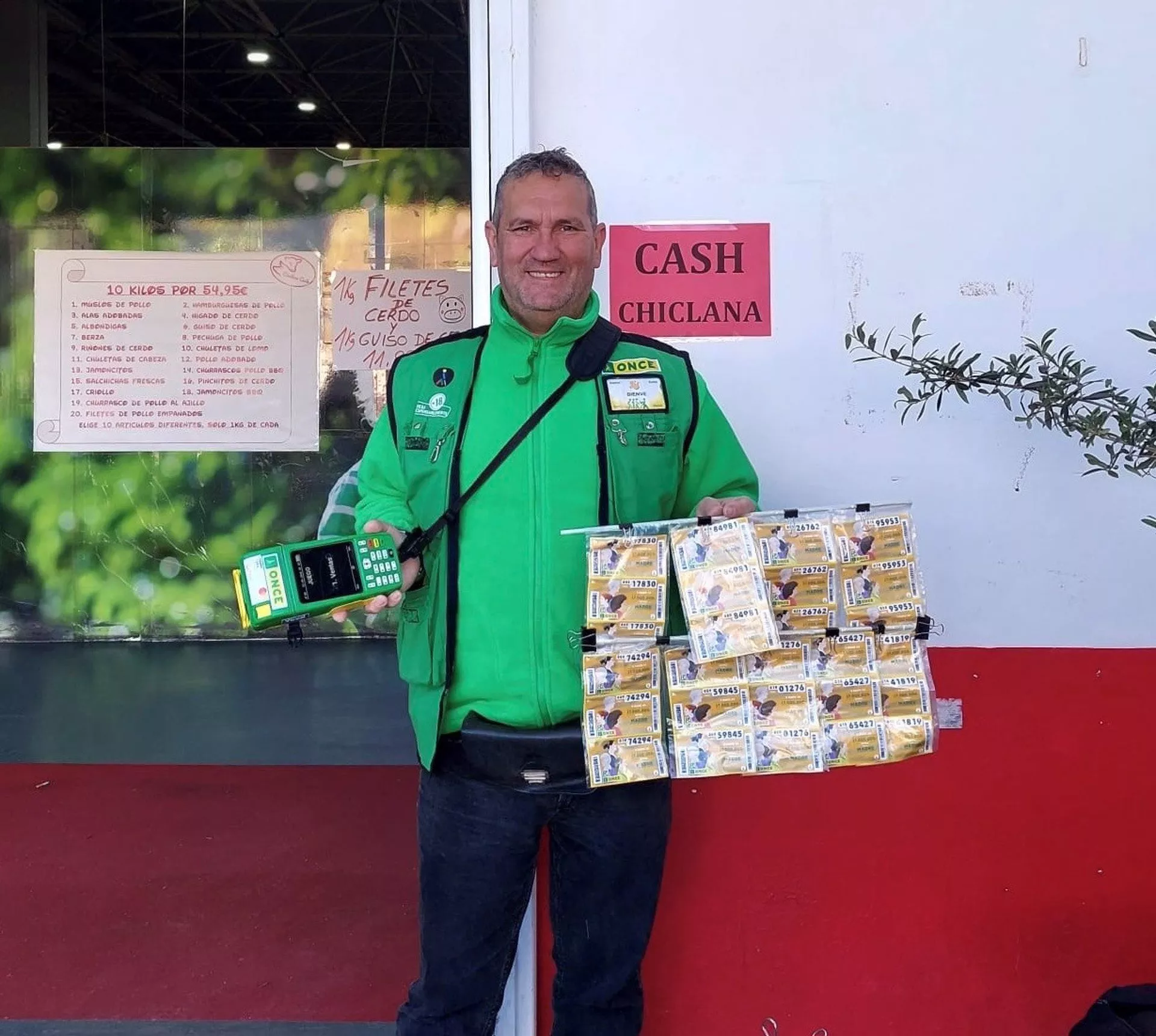 El agente vendedor Miguel Ángel Bienvenido reparte suerte en Chiclana. 