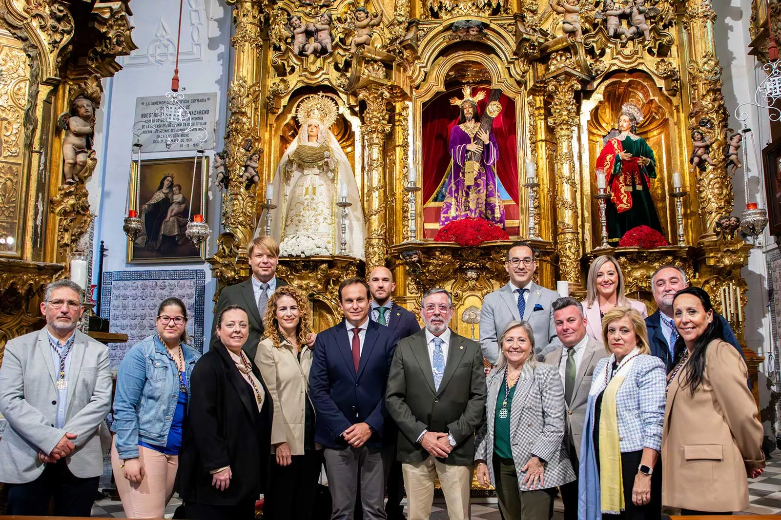 Cofrades y romeros ante Nuestro Padre Jesús Nazareno