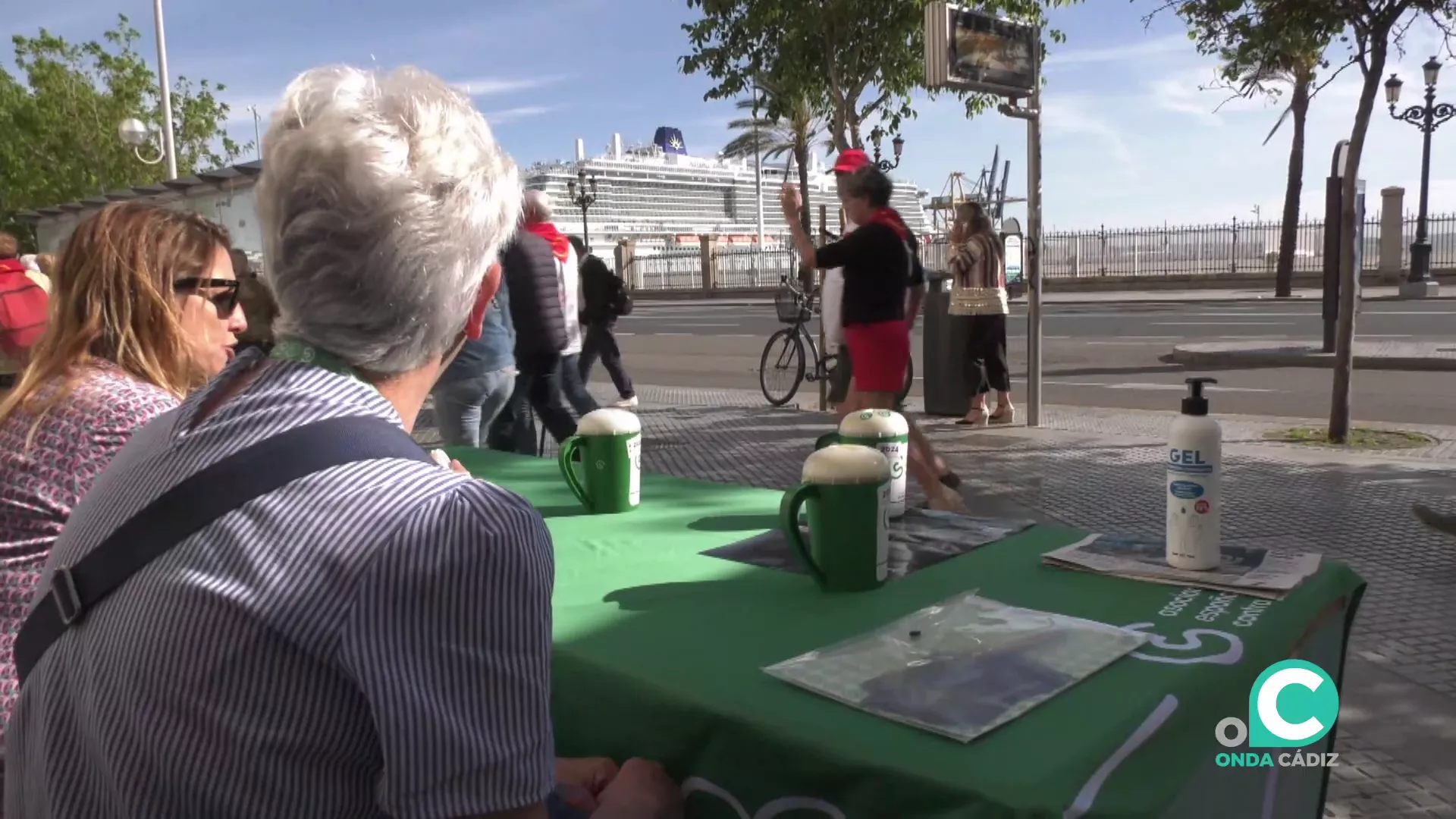 Una de las mesas instaladas en la plaza de San Juan de Dios
