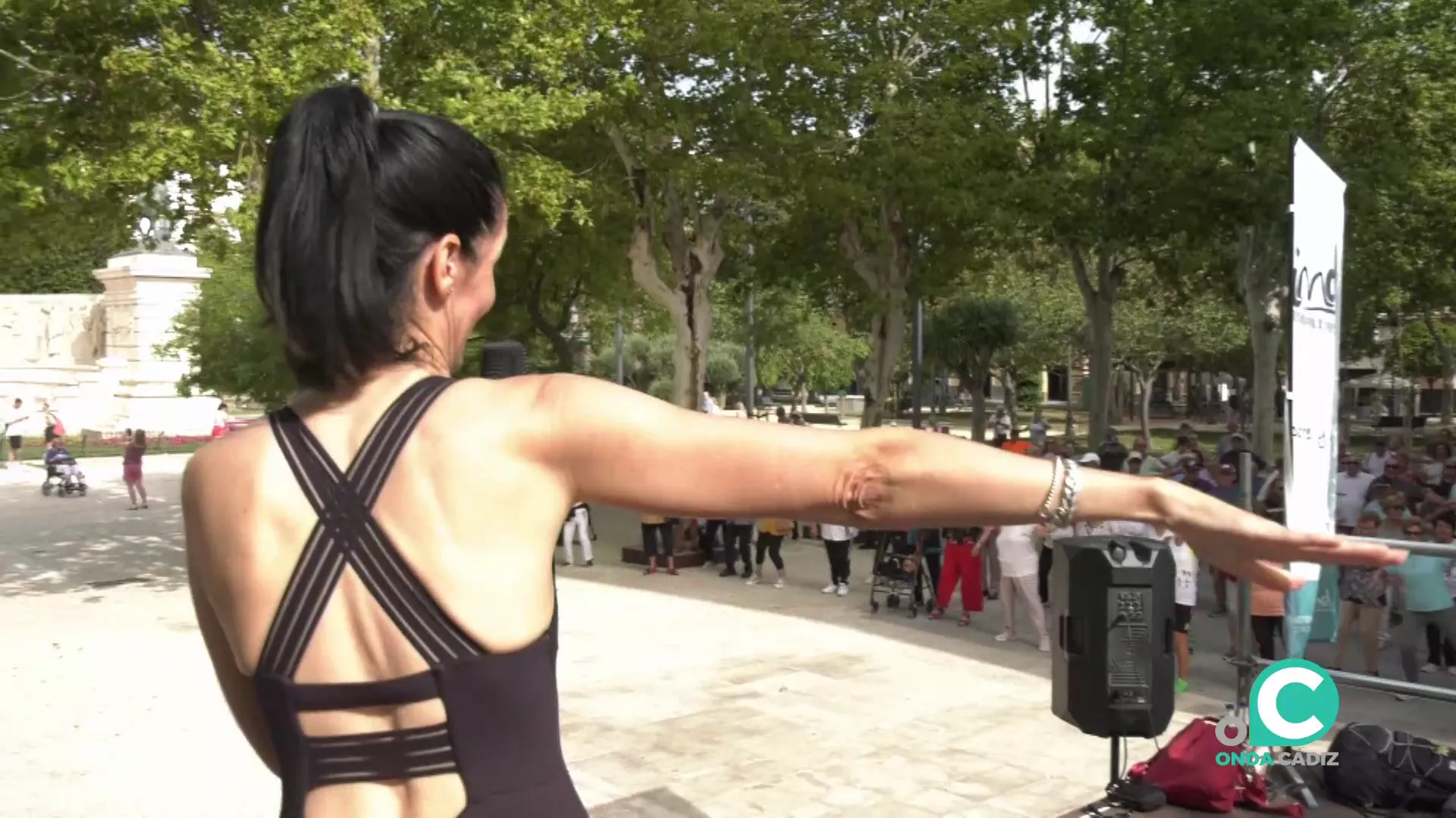 Una monitora conduce una de las sesiones de la cita en la plaza de España.