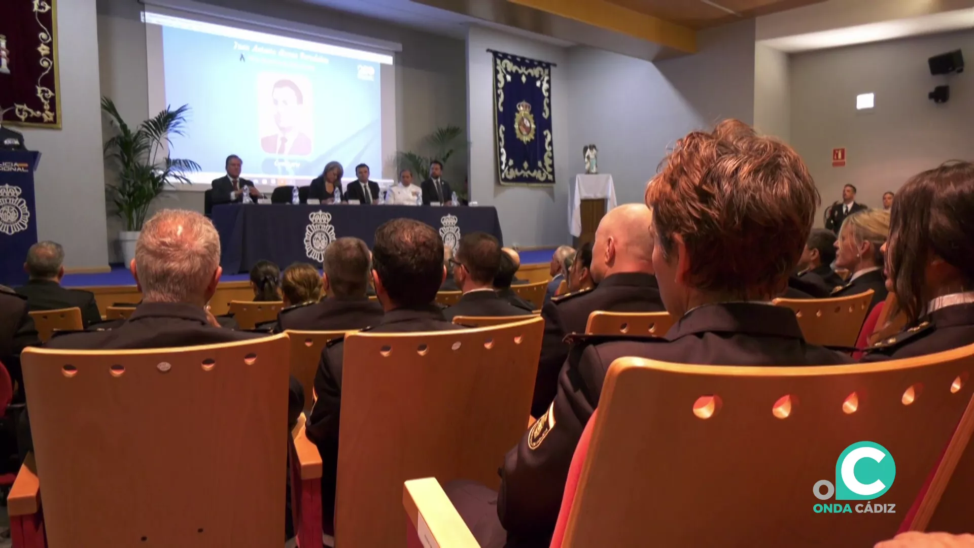 Un momento del acto con presencia de autoridades y mandos de la corporación