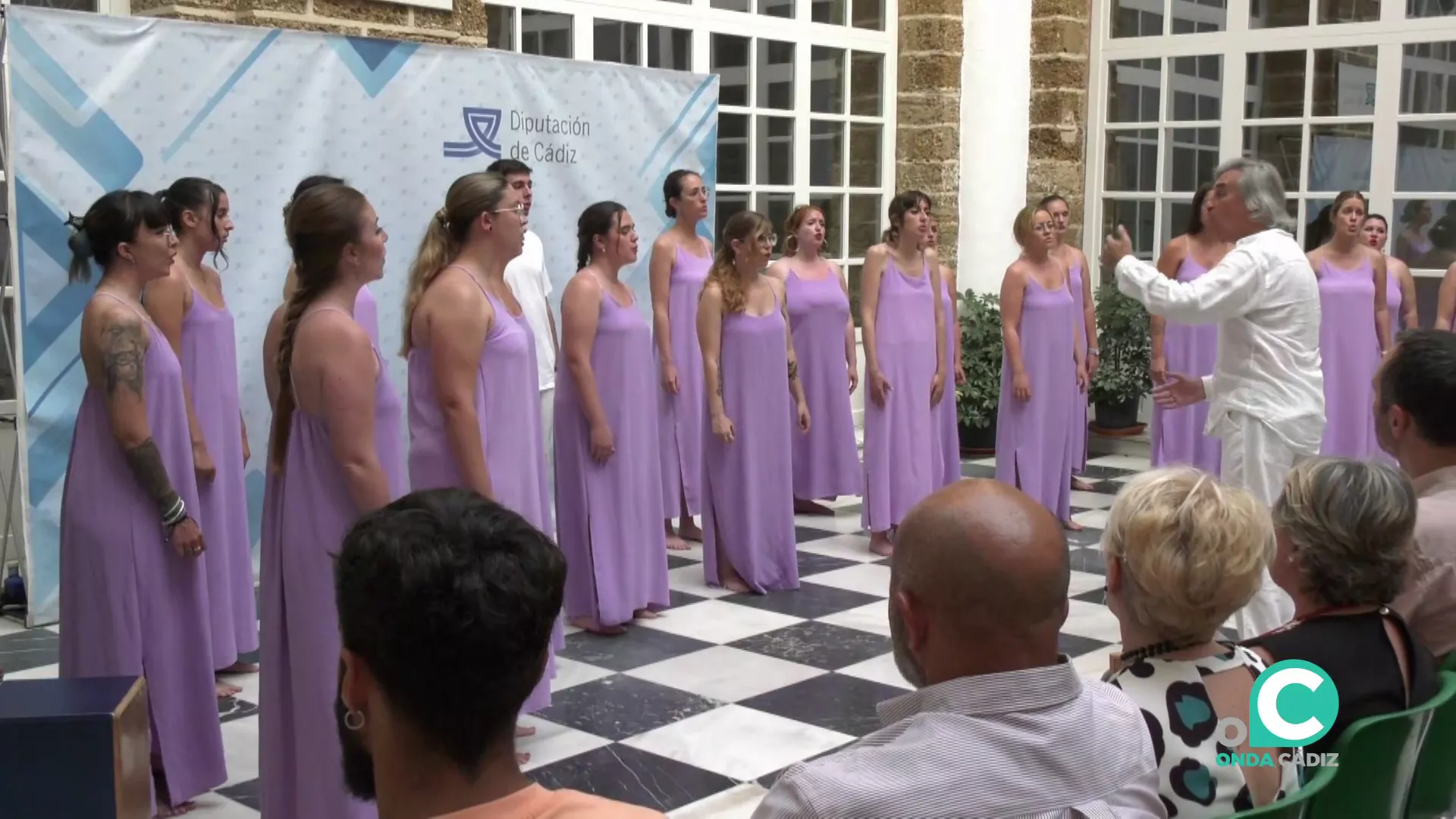 El salón del palacio provincial sirvió de escenario para proyectar el talento de las jovenes voces 