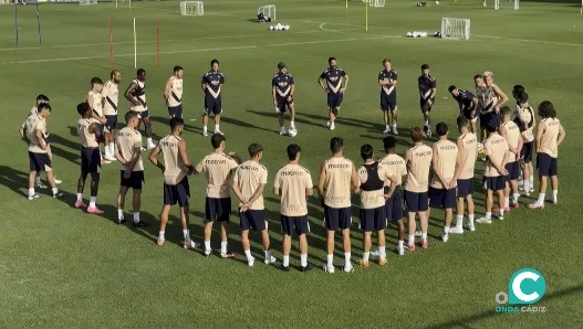 Primera imagen grupal de pretemporada sobre el césped del campo principal de la Ciudad Deportiva