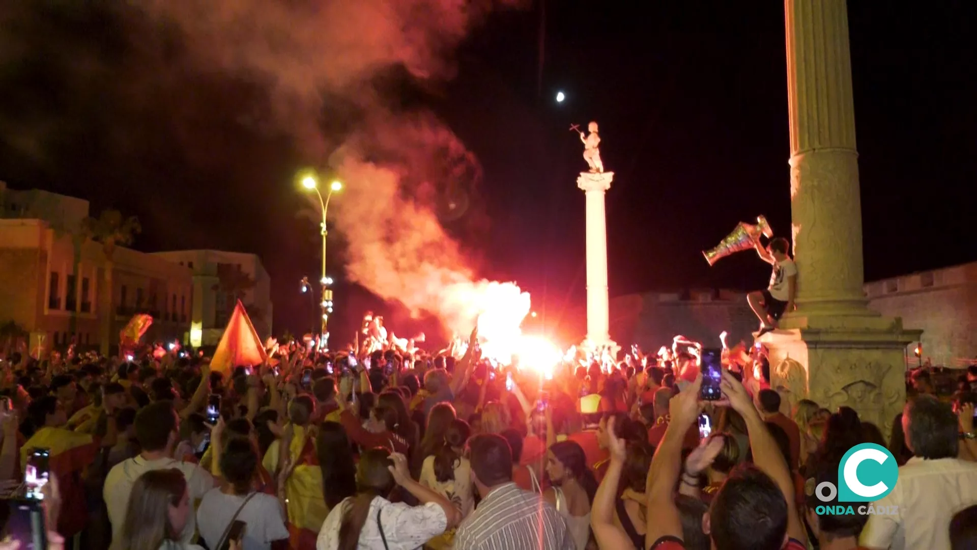 Aficionados gaditanos celebrando la victoria de España en la final de la Eurocopa en Puerta Tierra.