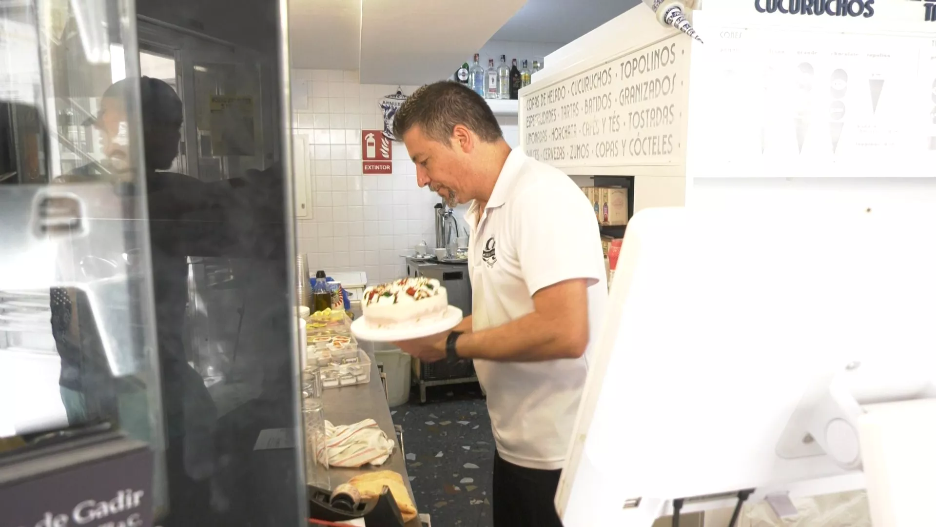 Los servicios acaparan la bajada del paro en julio.