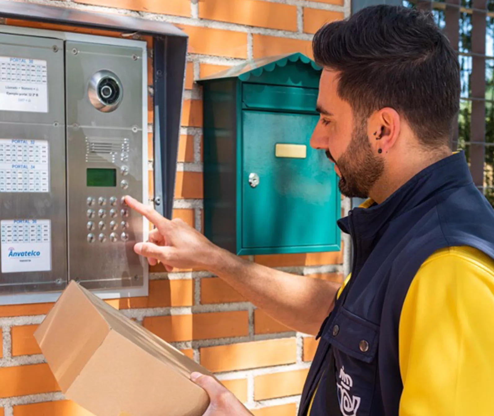 Cartero postal durante un reparto