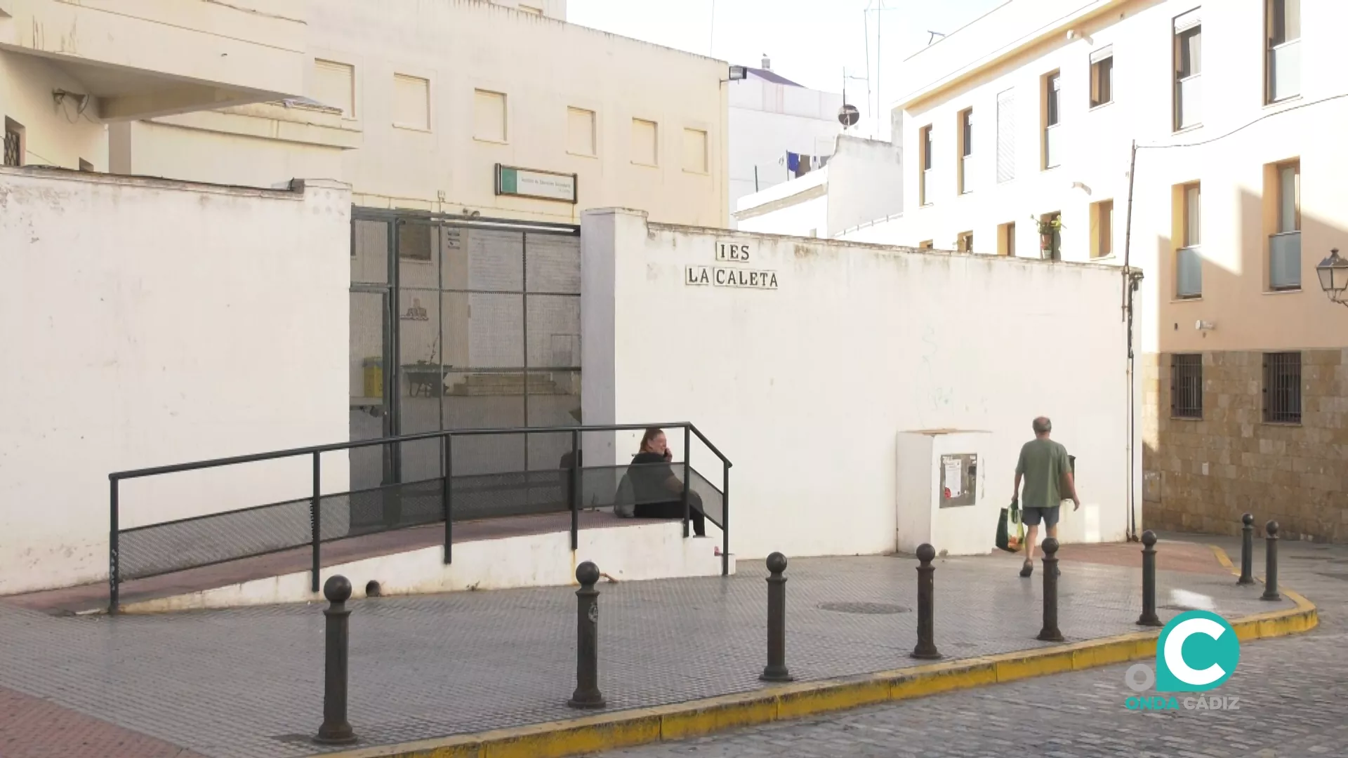 Fachada del instituto La Caleta.