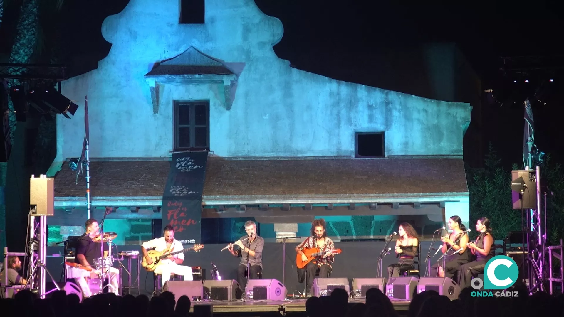 Lin Cortés rinde homenaje a sus raíces en el espectáculo ofrecido en el Castillo de Santa Catalina. 