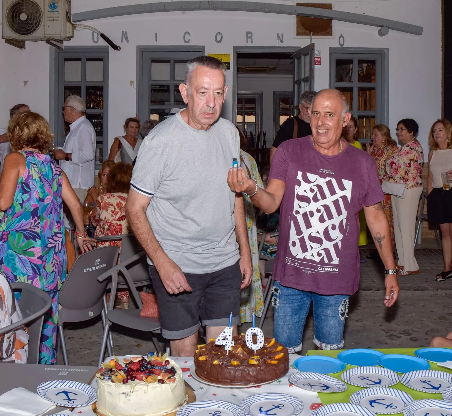 Pablo Ramos y Nono Gomila, actuales propietarios del café Unicornio de Cádiz. 