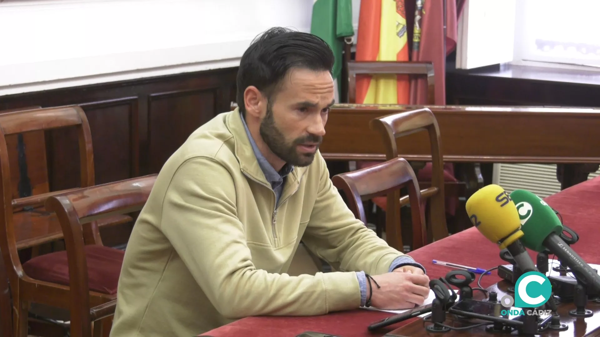 El portavoz de Adelante Izquierda Gaditana, David de la Cruz, en rueda de prensa. 