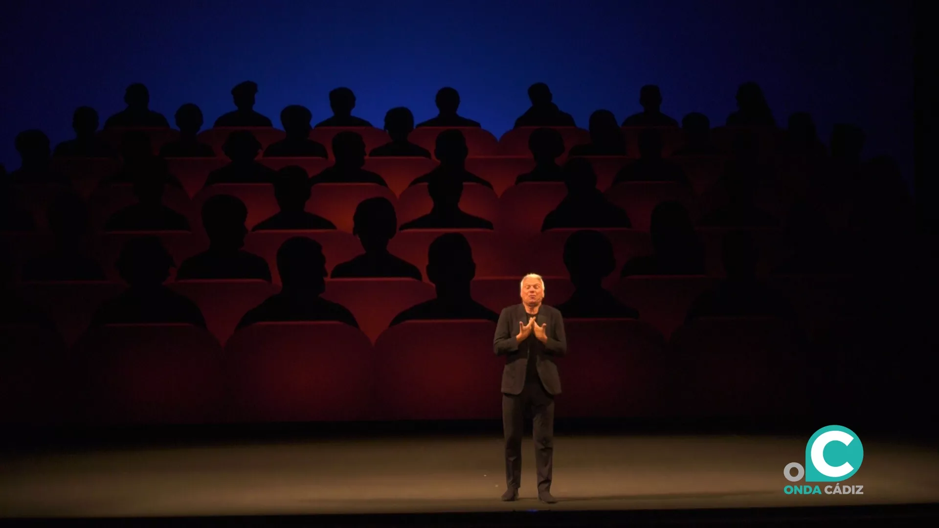 El cómico Carles Sans, en el escenario del Gran Teatro Falla. 
