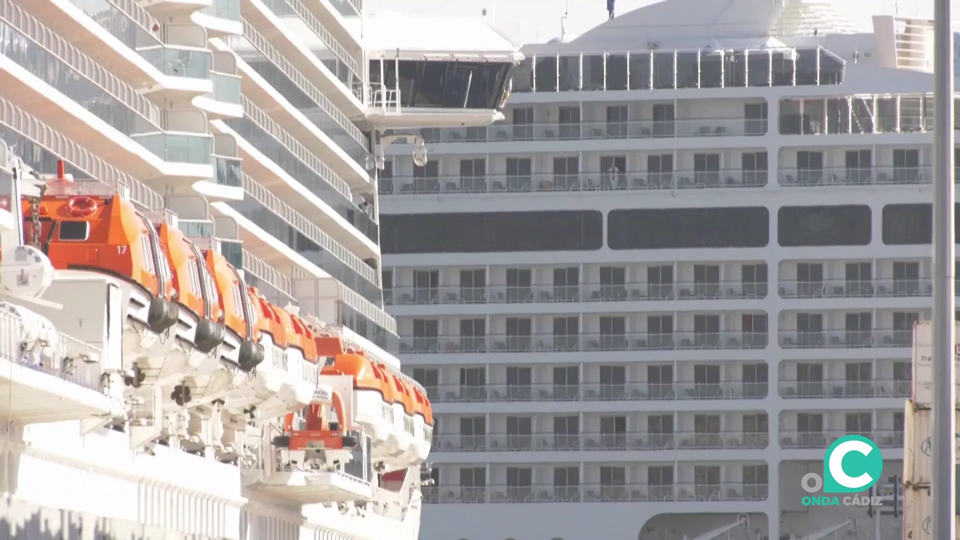 Los vistosos navios de pasajeros que han llegado a la ciudad en la mañana de este jueves