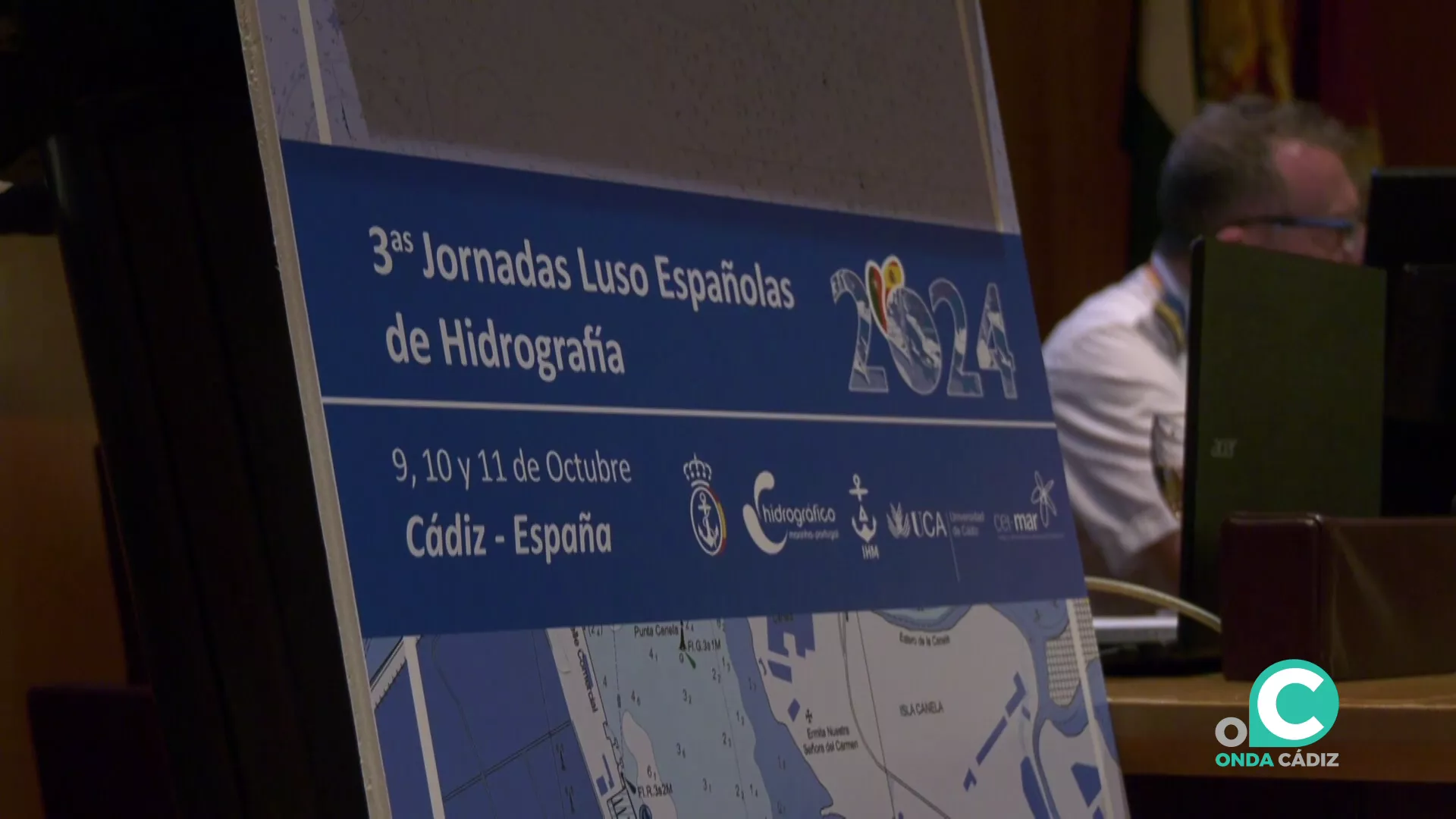 Detalle del cartel de la cita en el lugar de las sesiones