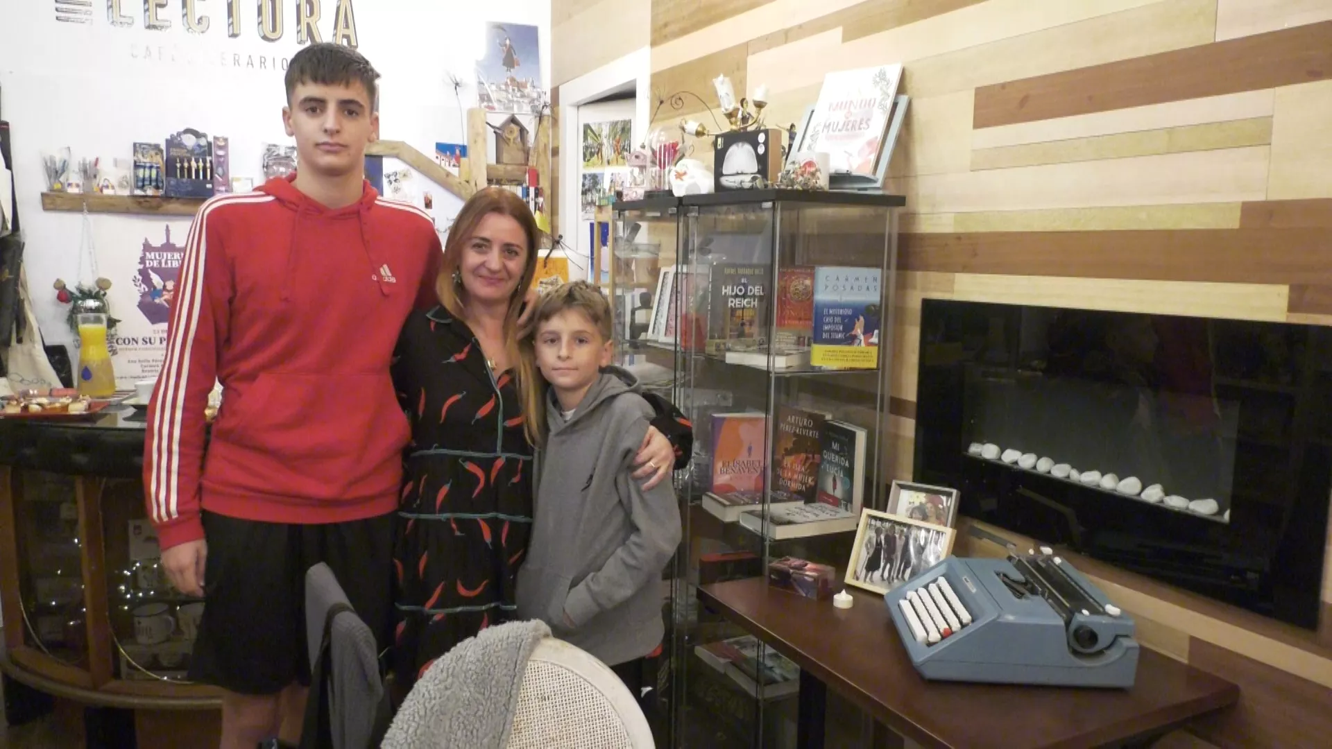 La gerente de La Lectora junto a sus hijos.