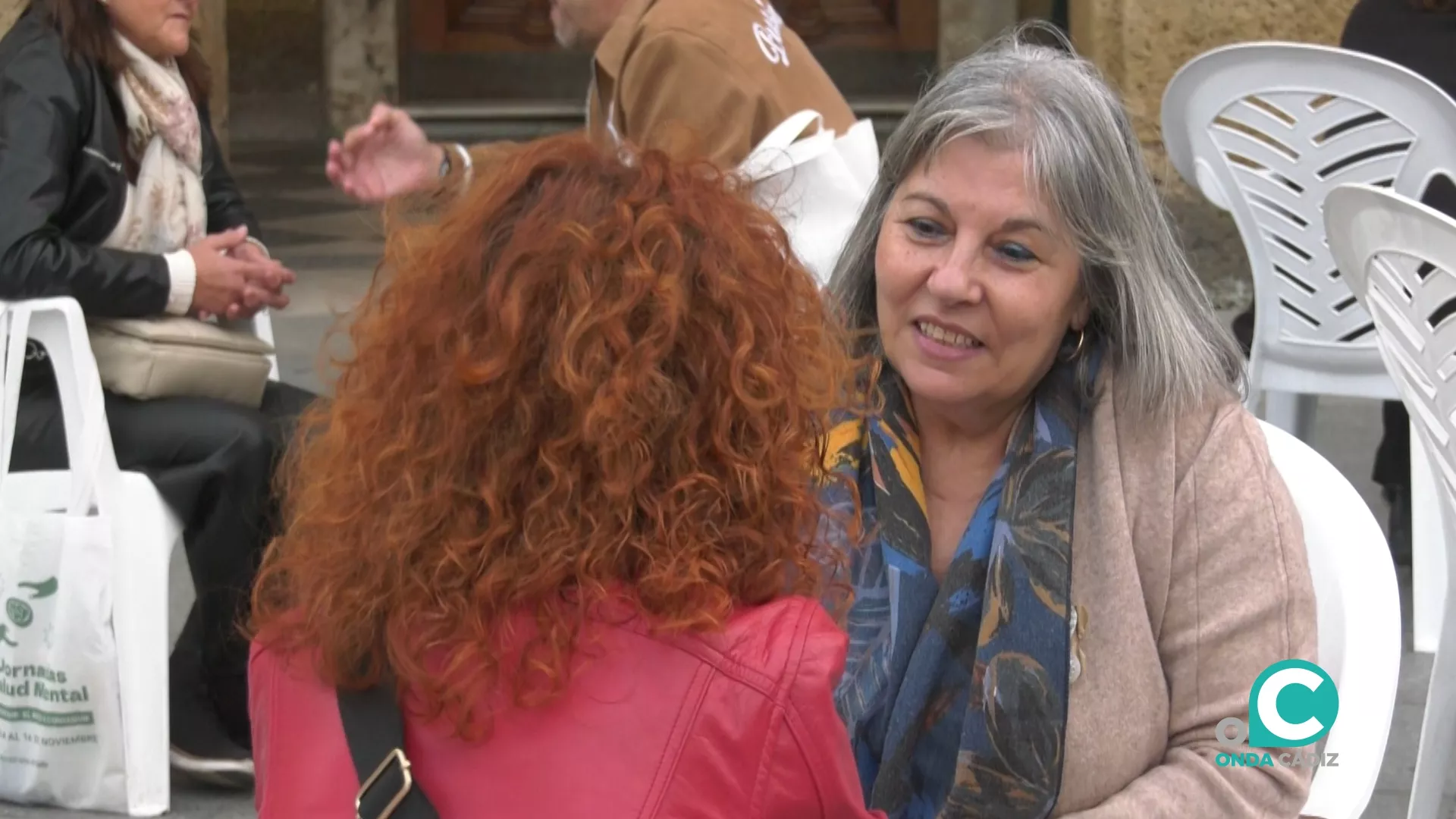 Una de las socias de UBUNTU durante uno de los encuentros en la Plaza de San Juan de Dios 