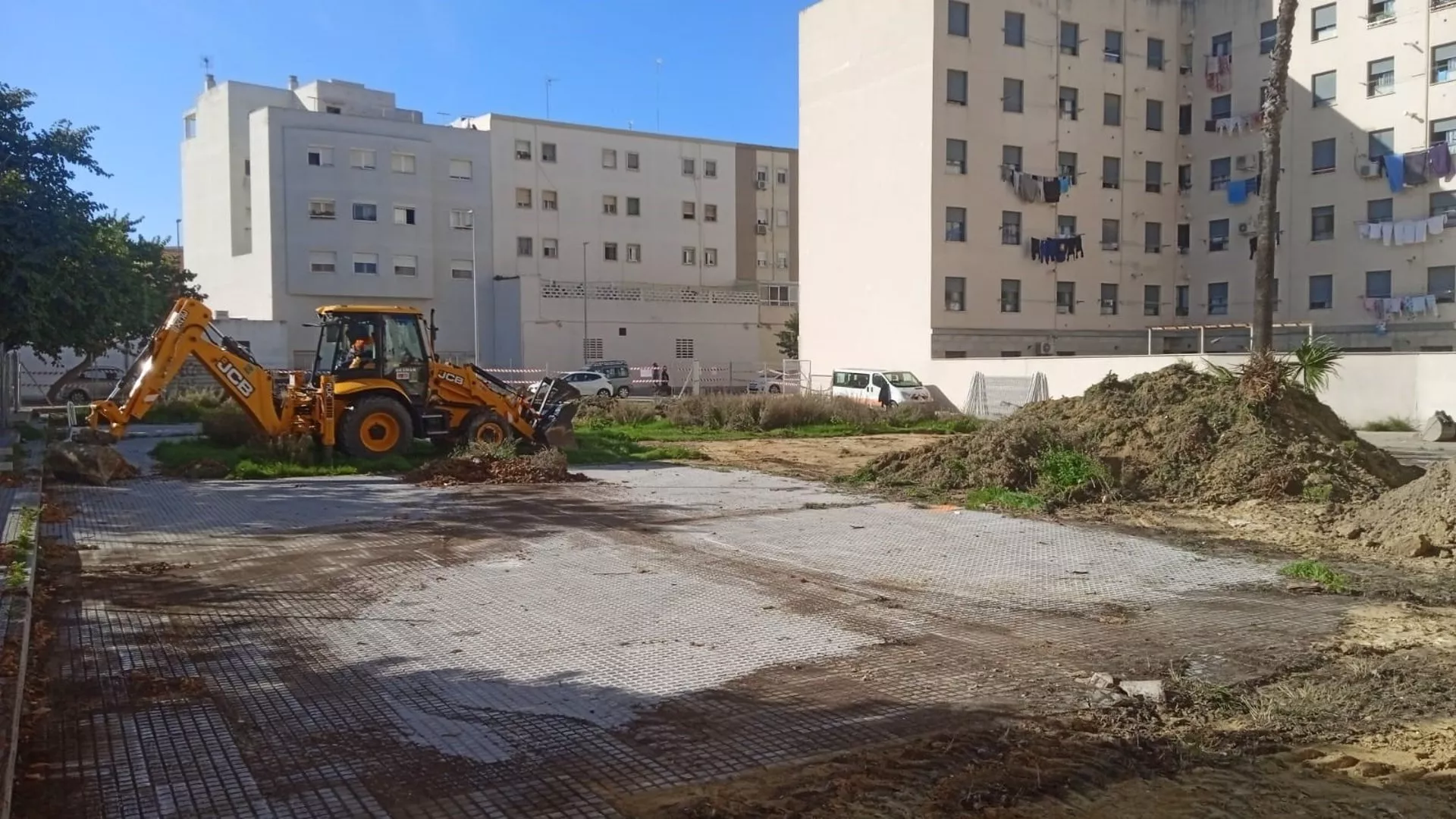 Una excavadora trabajando en el solar donde se construirán las nuevas viviendas.