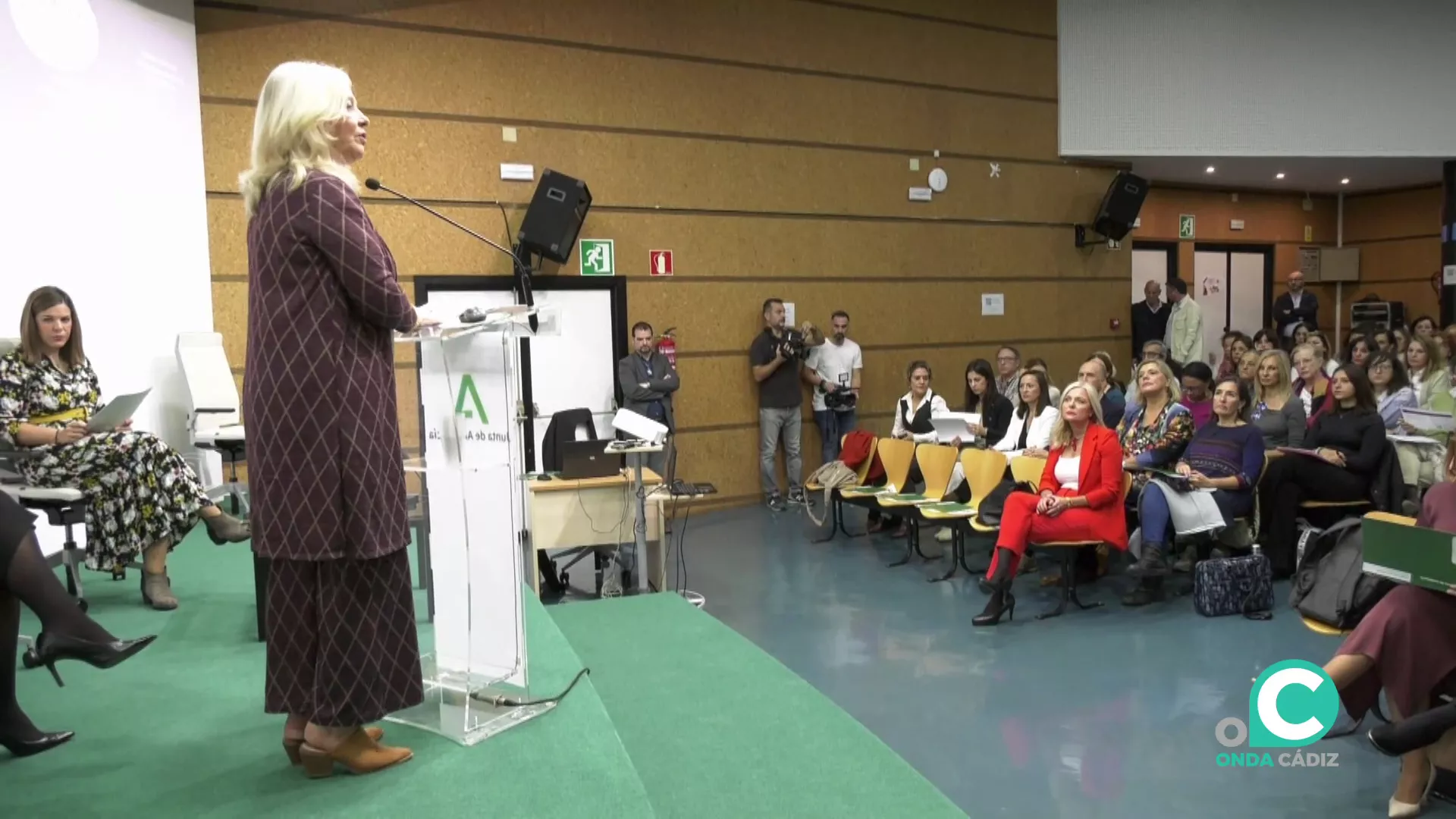 Mercedes Colombo se dirige a los presentes durante el acto inaugural