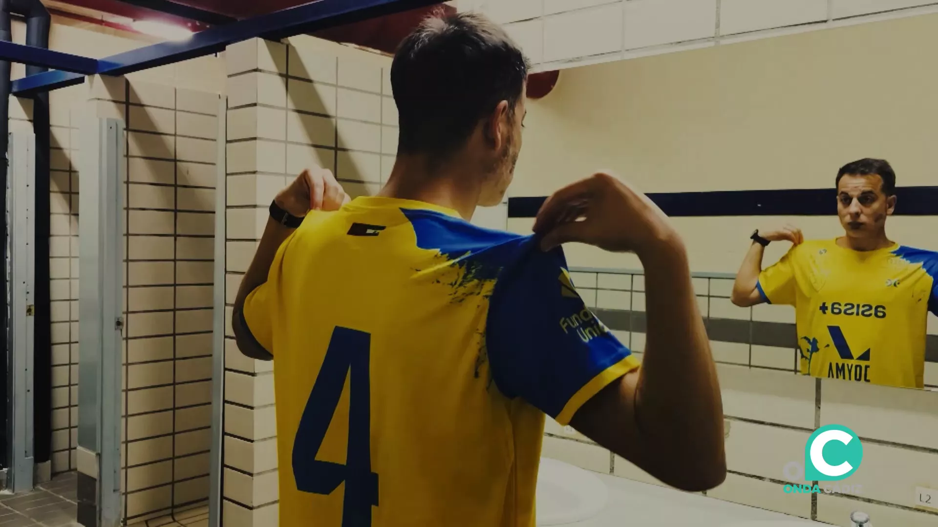 Álex Cortés se enfunda la camiseta con la que saltara a defender los colores del club gaditano