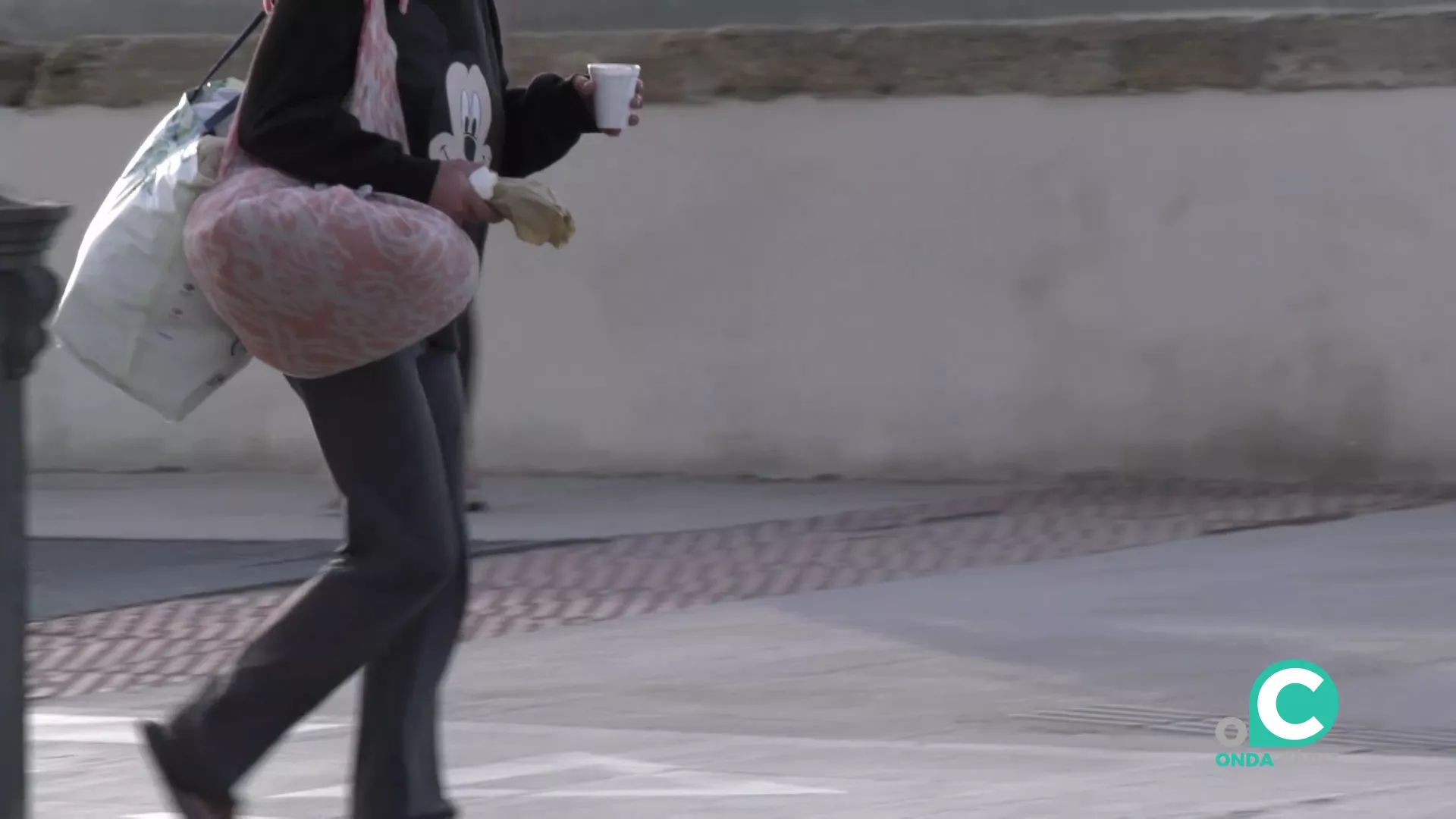 Imagen de archivo de una persona sin hogar por el Campo del Sur