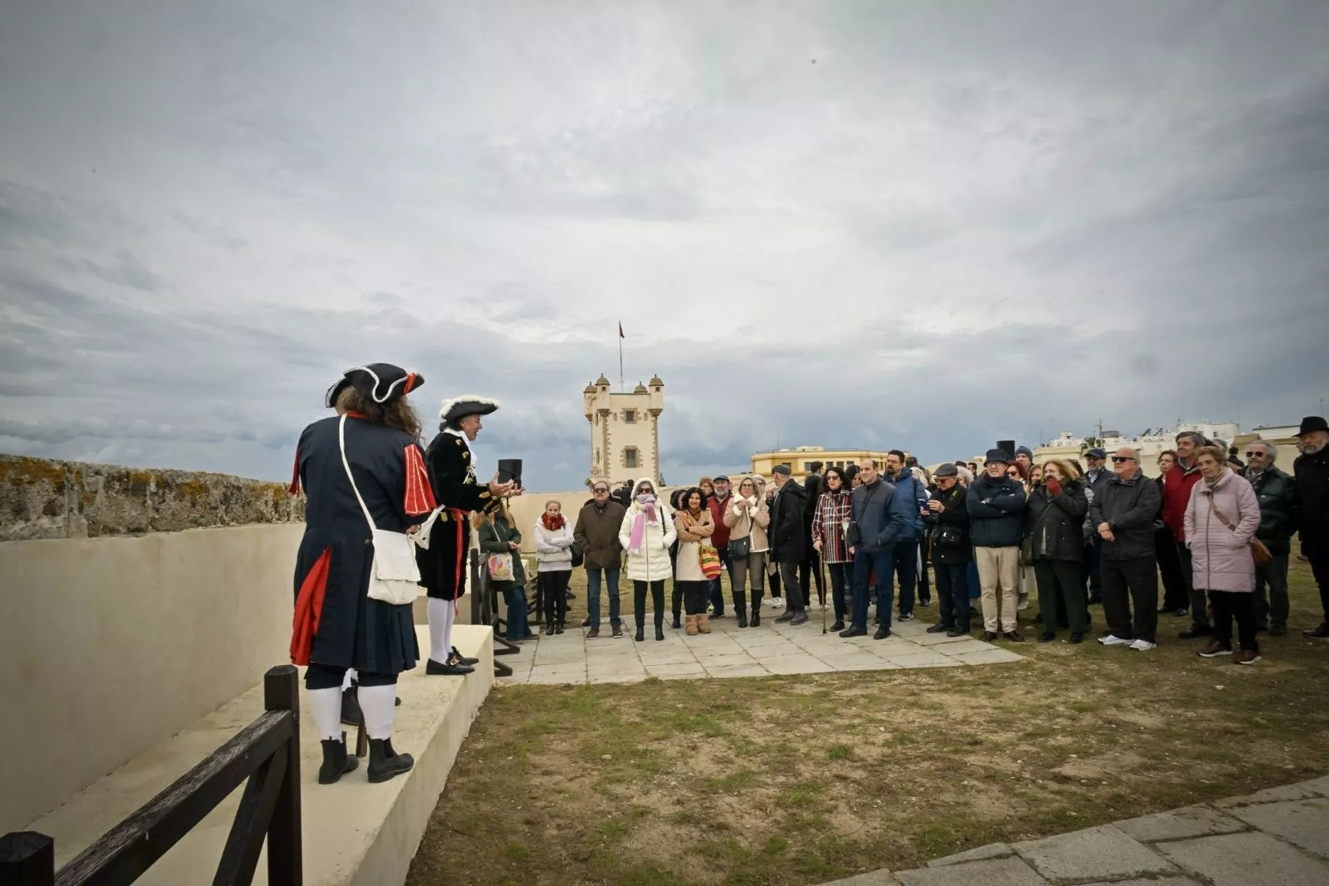 Visitantes en la apertura del torreón y paseo superior del monumento