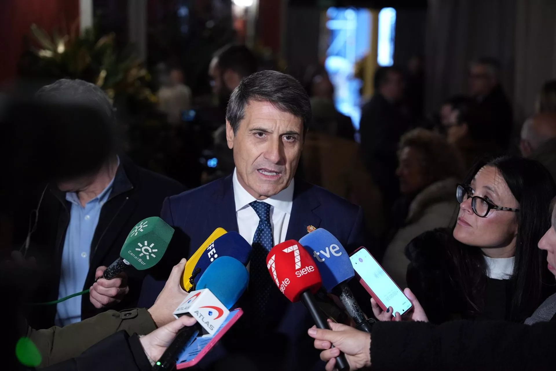 El delegado del gobierno en Andalucía, Pedro Fernández, atiende a los medios de comunicación en una imagen de archivo