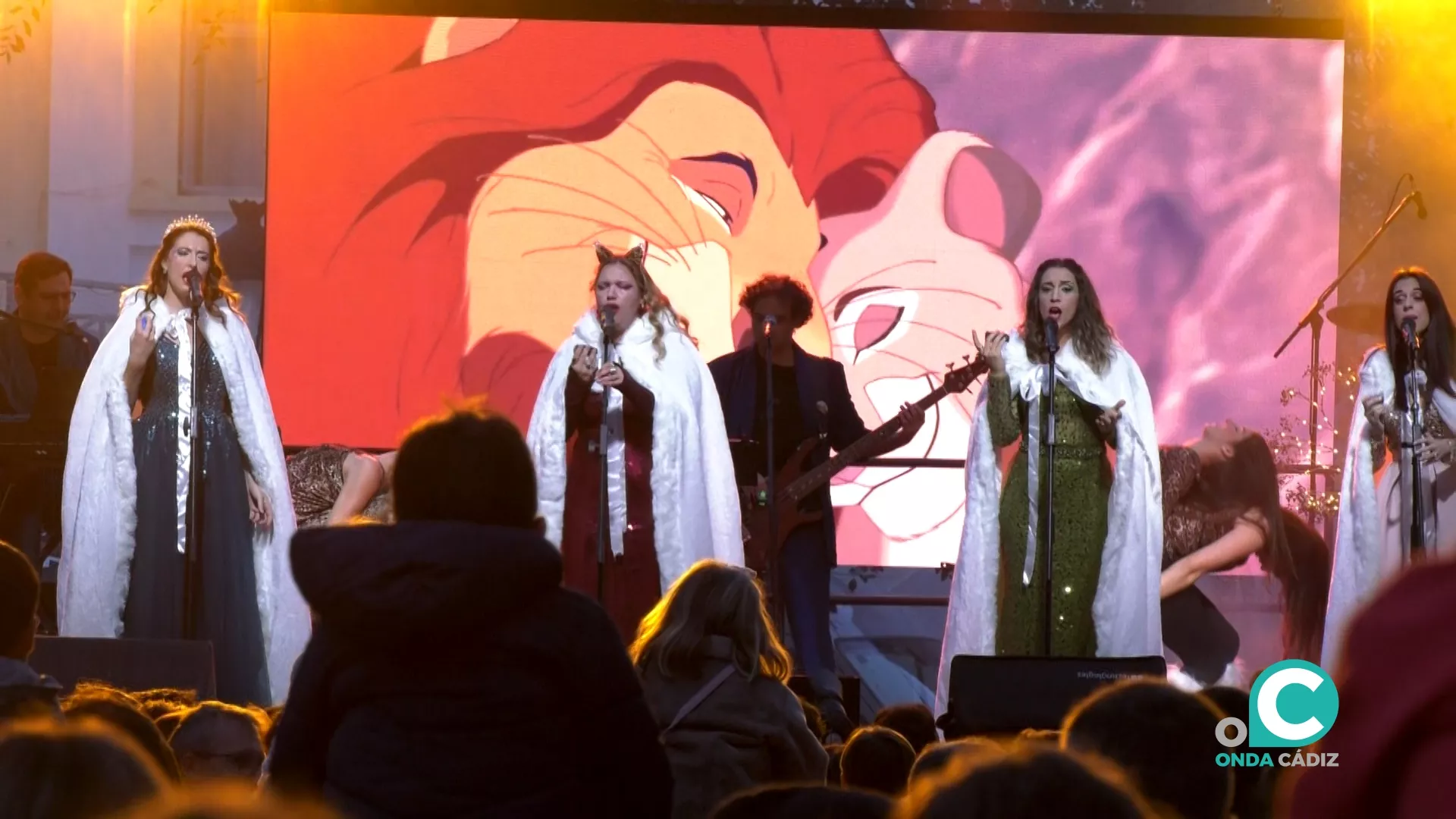 Un momento del espectáculo "Voy a cantarte en Navidad. Tributo a Disney" en Plaza de España.